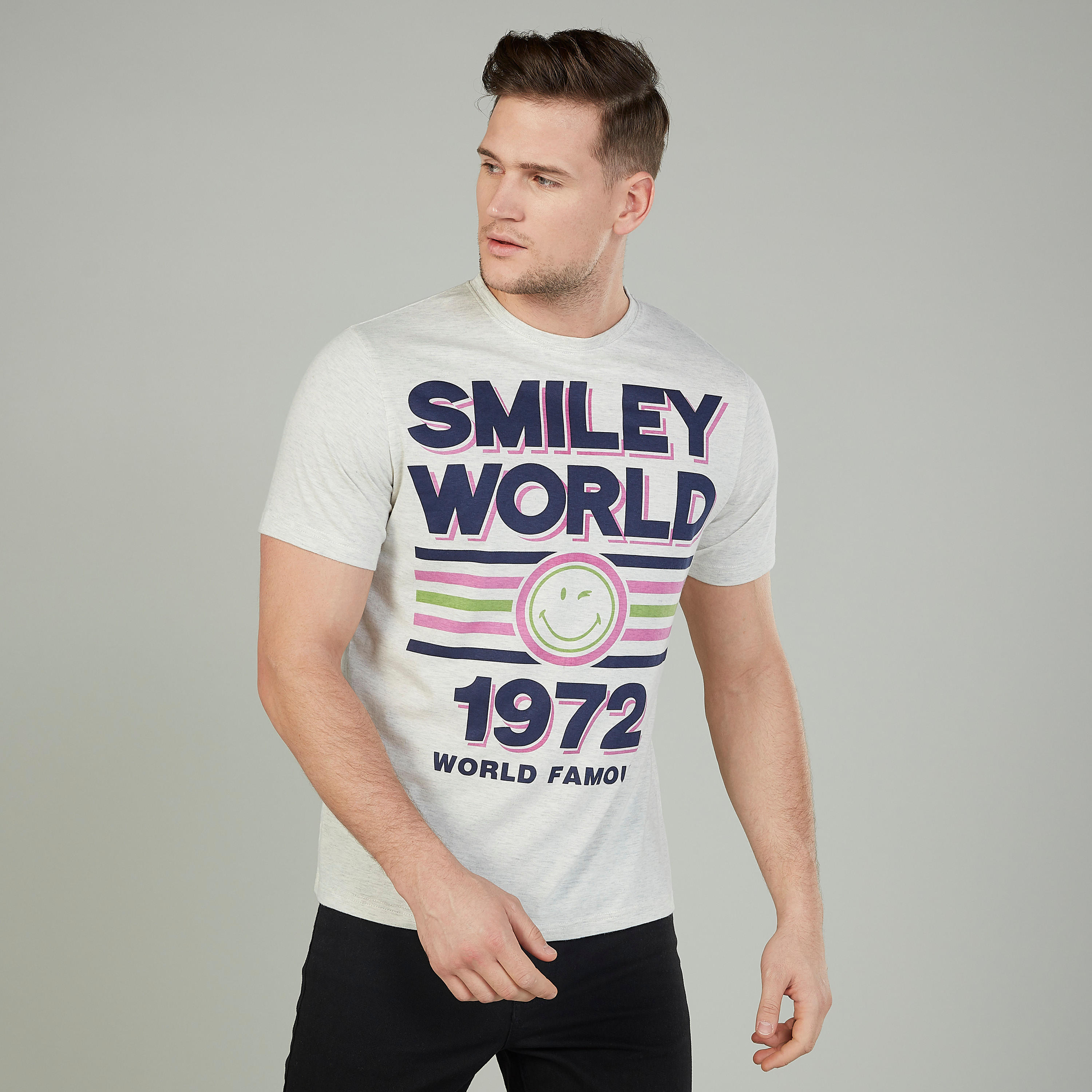 تيشيرت بياقة ضيّقة وأكمام قصيرة وطبعات سمايلي وورلد-men-clothing-tshirtsandpolos-tshirts-image-1