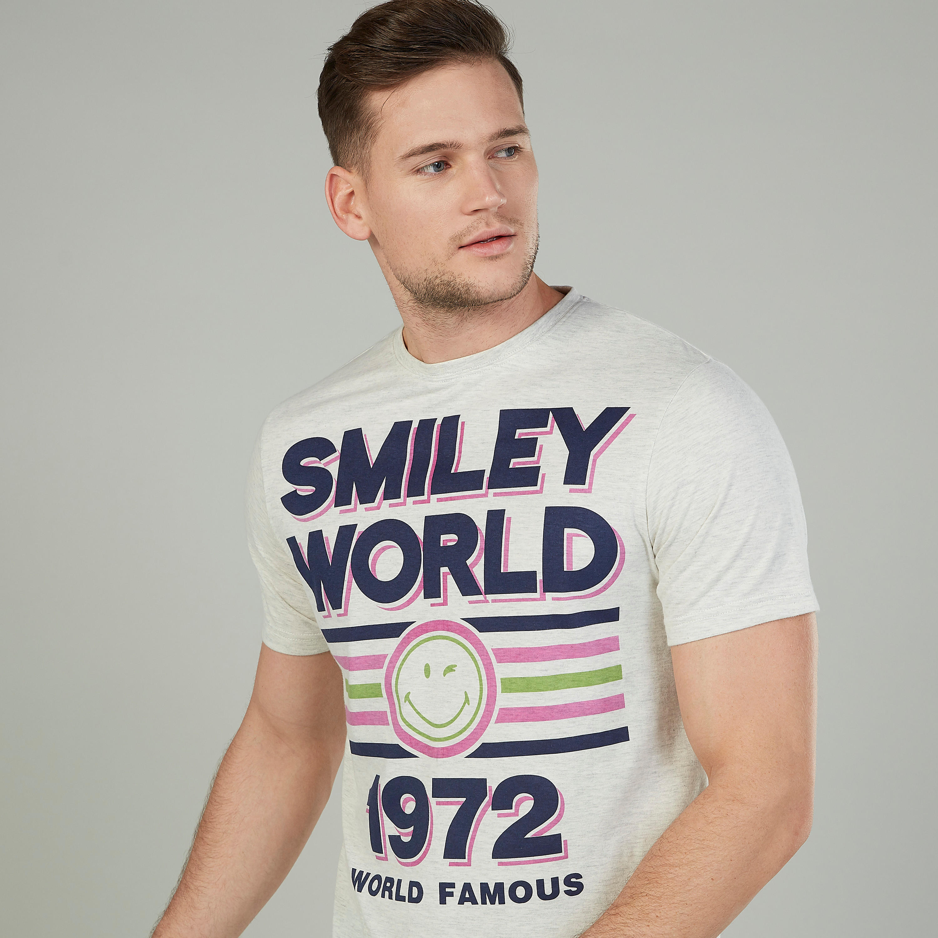 تيشيرت بياقة ضيّقة وأكمام قصيرة وطبعات سمايلي وورلد-men-clothing-tshirtsandpolos-tshirts-image-3