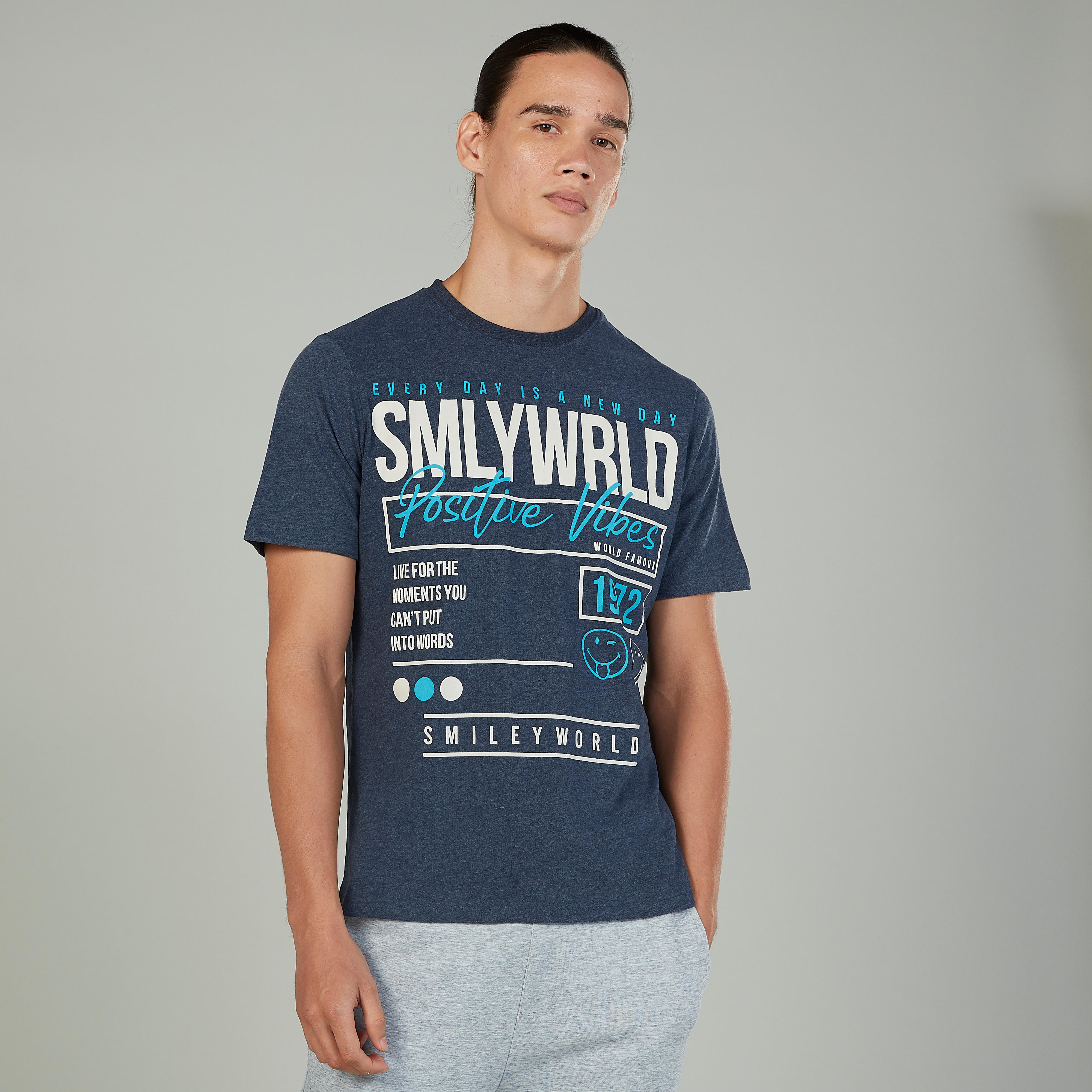 تيشيرت بياقة ضيّقة وأكمام قصيرة وطبعات سمايلي وورلد-men-clothing-tshirtsandpolos-tshirts-image-1