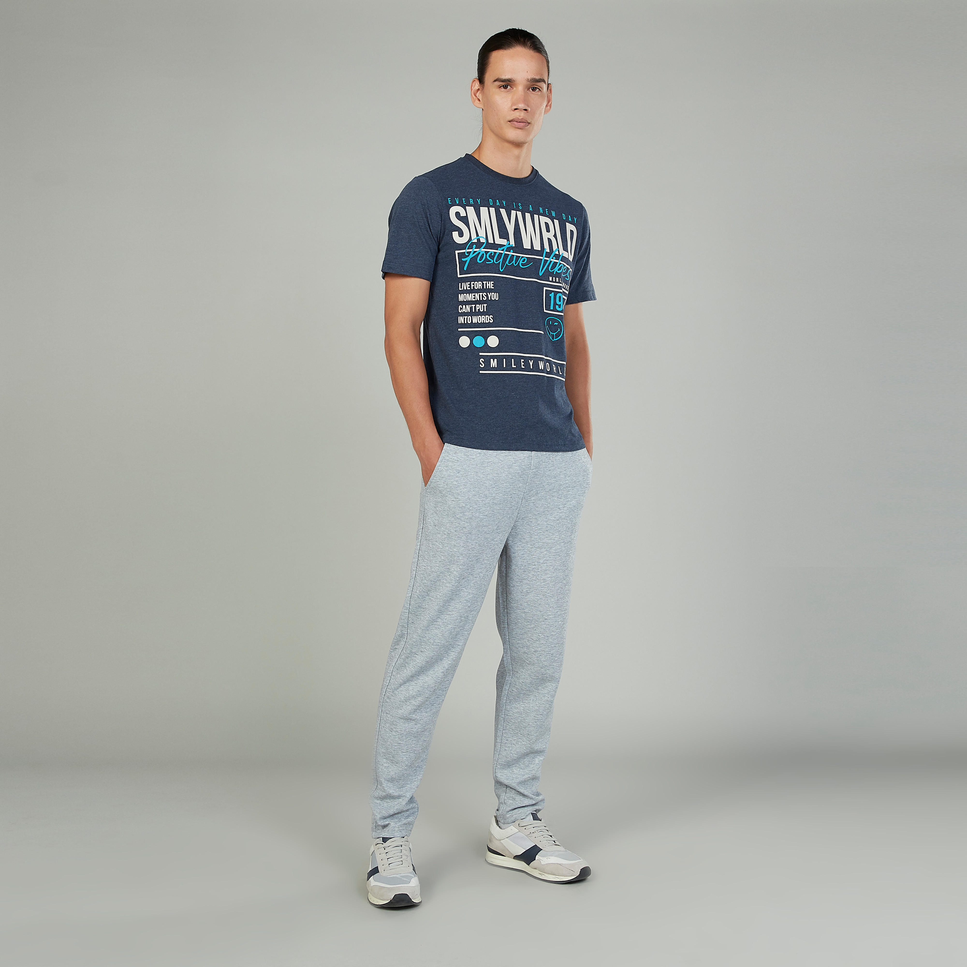 تيشيرت بياقة ضيّقة وأكمام قصيرة وطبعات سمايلي وورلد-men-clothing-tshirtsandpolos-tshirts-image-2