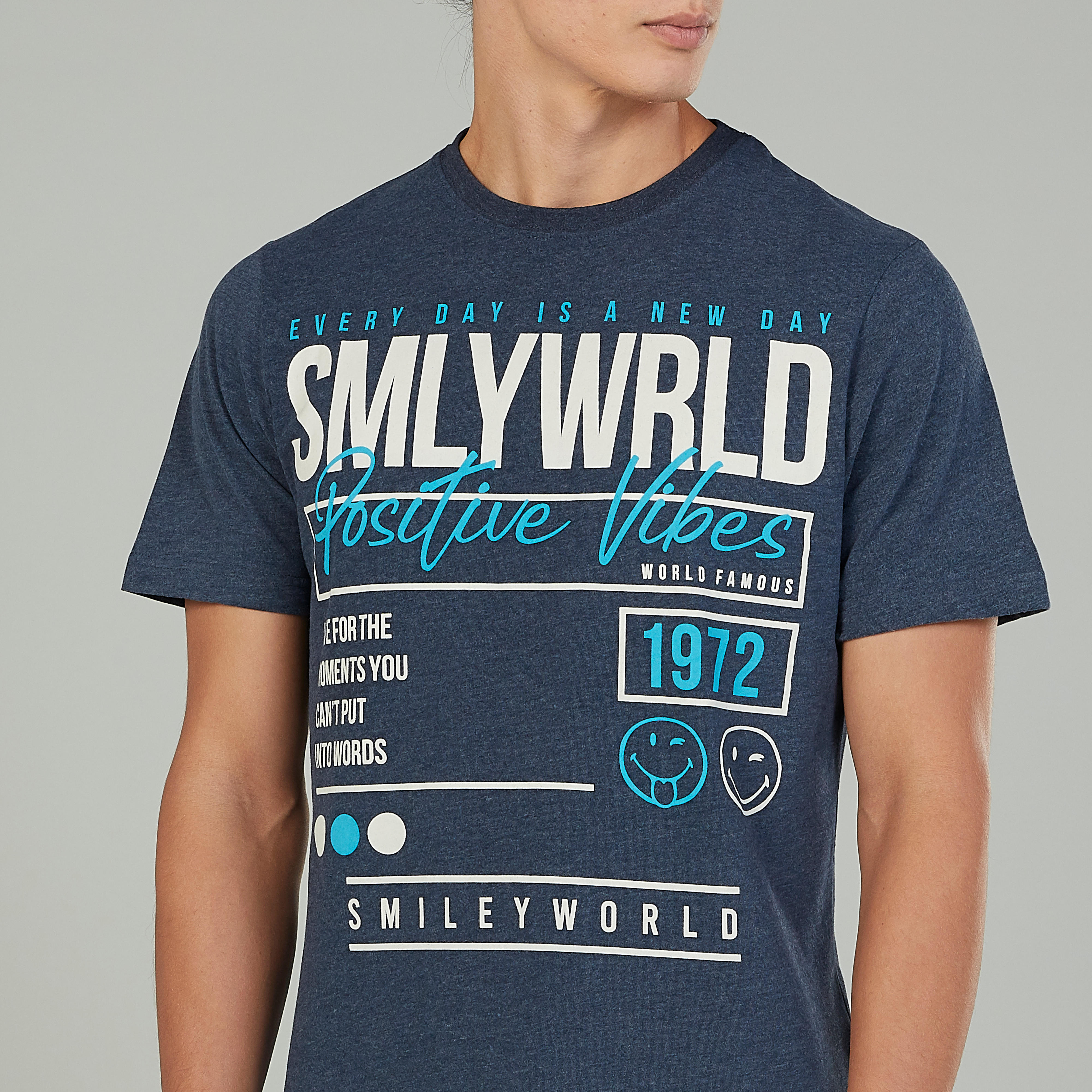 تيشيرت بياقة ضيّقة وأكمام قصيرة وطبعات سمايلي وورلد-men-clothing-tshirtsandpolos-tshirts-image-3