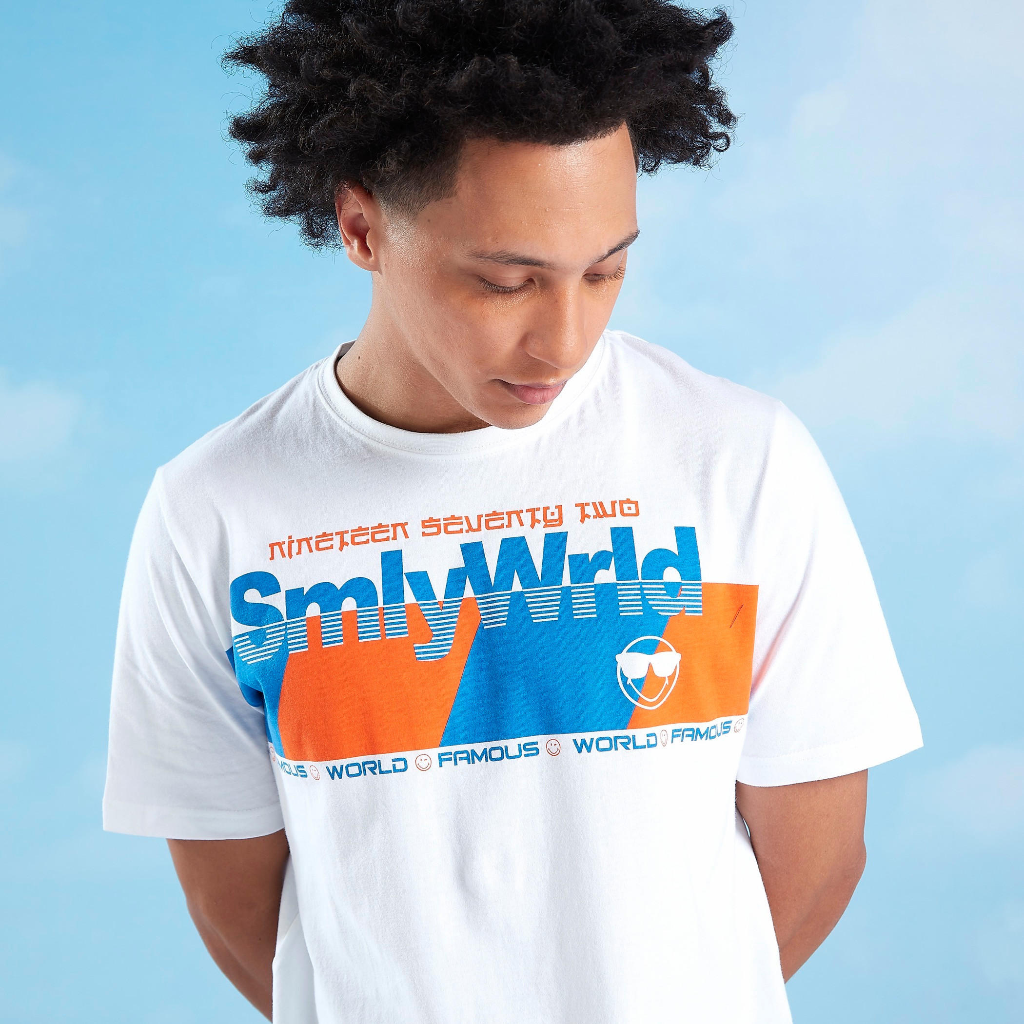 تيشيرت بياقة ضيّقة وأكمام قصيرة وطبعات سمايلي وورلد-men-clothing-tshirtsandpolos-tshirts-image-3
