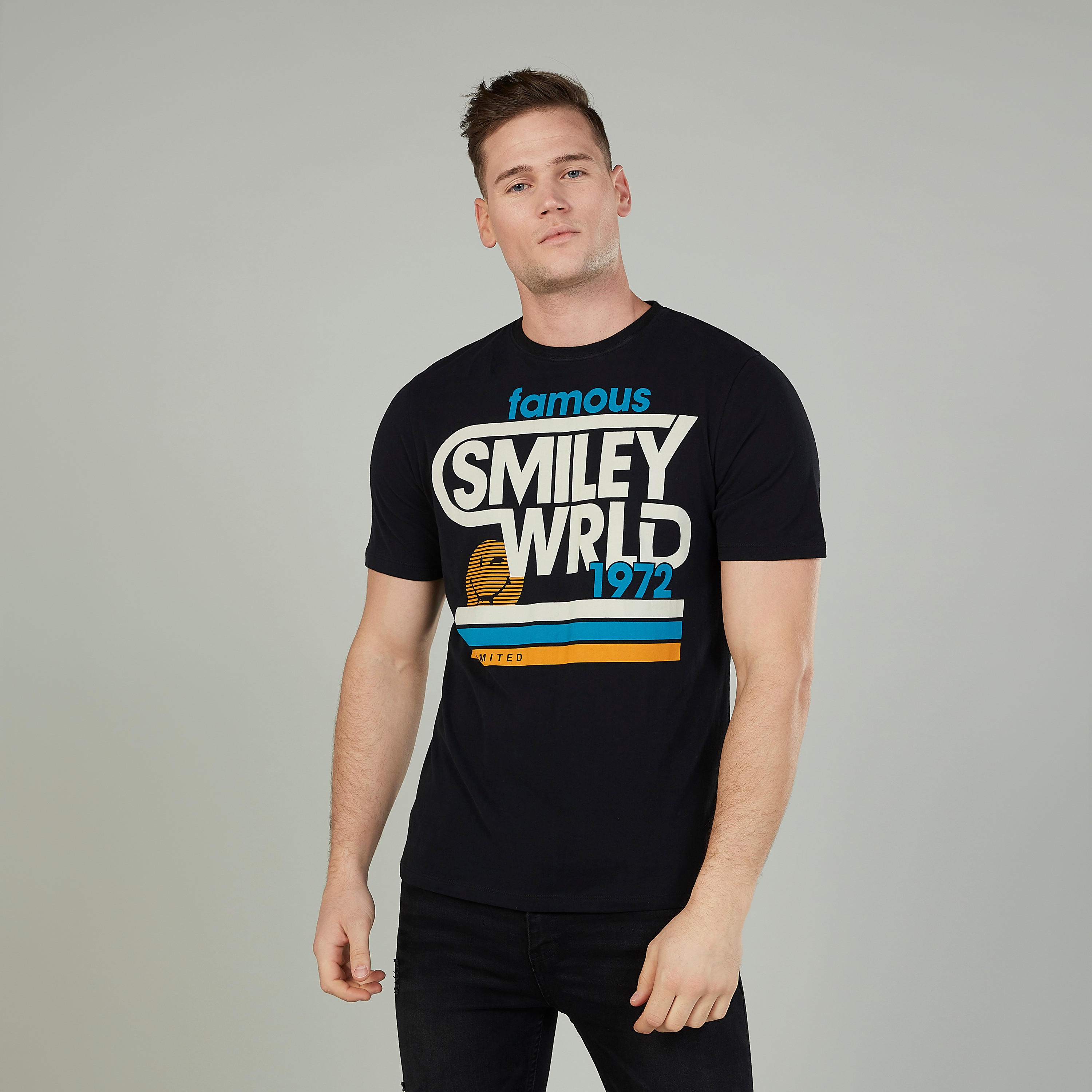 تيشيرت بياقة ضيّقة وأكمام قصيرة وطبعات سمايلي وورلد-men-clothing-tshirtsandpolos-tshirts-image-5