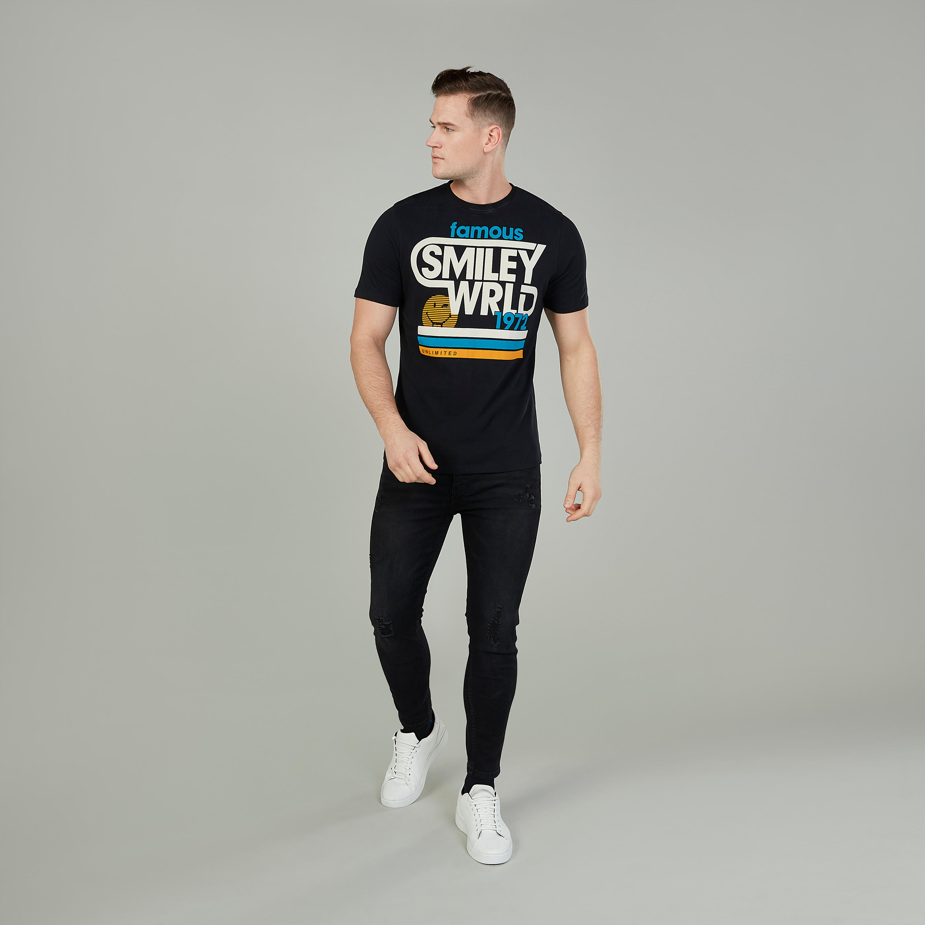 تيشيرت بياقة ضيّقة وأكمام قصيرة وطبعات سمايلي وورلد-men-clothing-tshirtsandpolos-tshirts-image-4