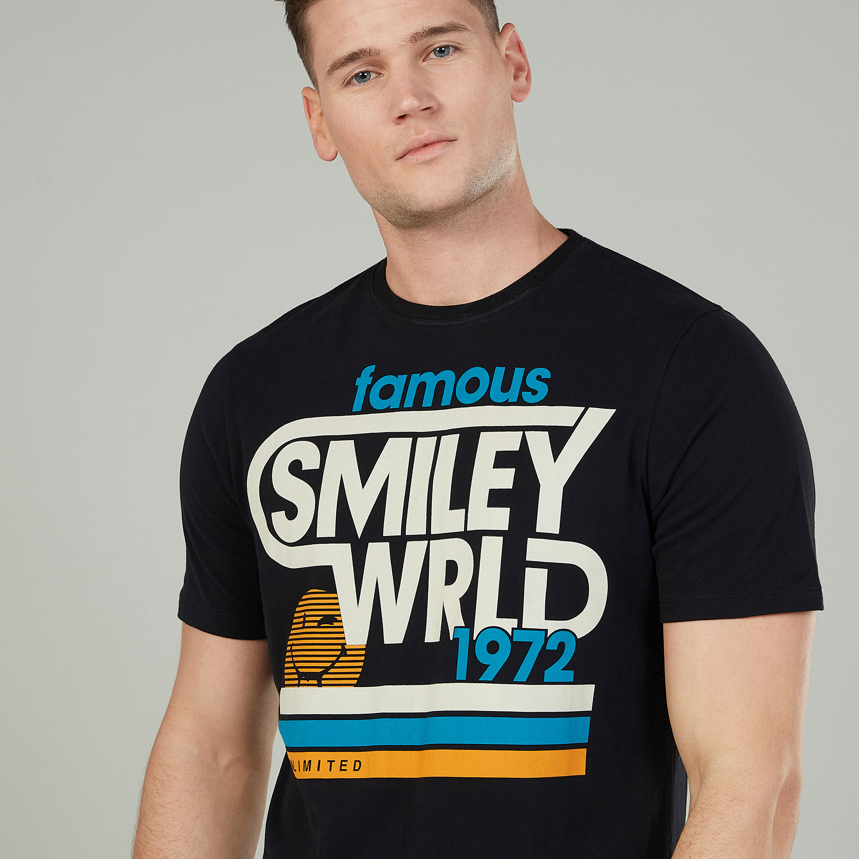 تيشيرت بياقة ضيّقة وأكمام قصيرة وطبعات سمايلي وورلد-men-clothing-tshirtsandpolos-tshirts-image-3
