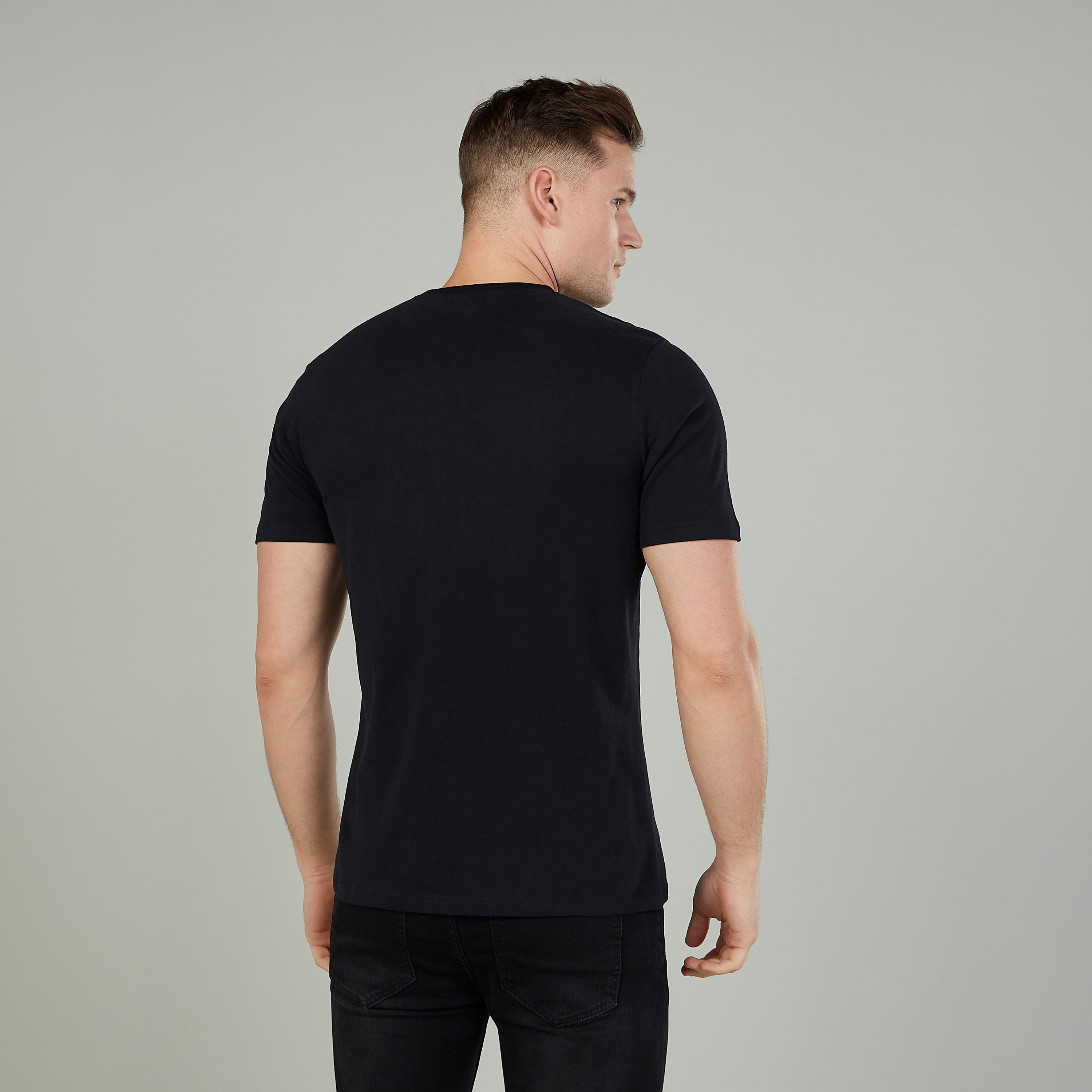 تيشيرت بياقة ضيّقة وأكمام قصيرة وطبعات سمايلي وورلد-men-clothing-tshirtsandpolos-tshirts-image-2