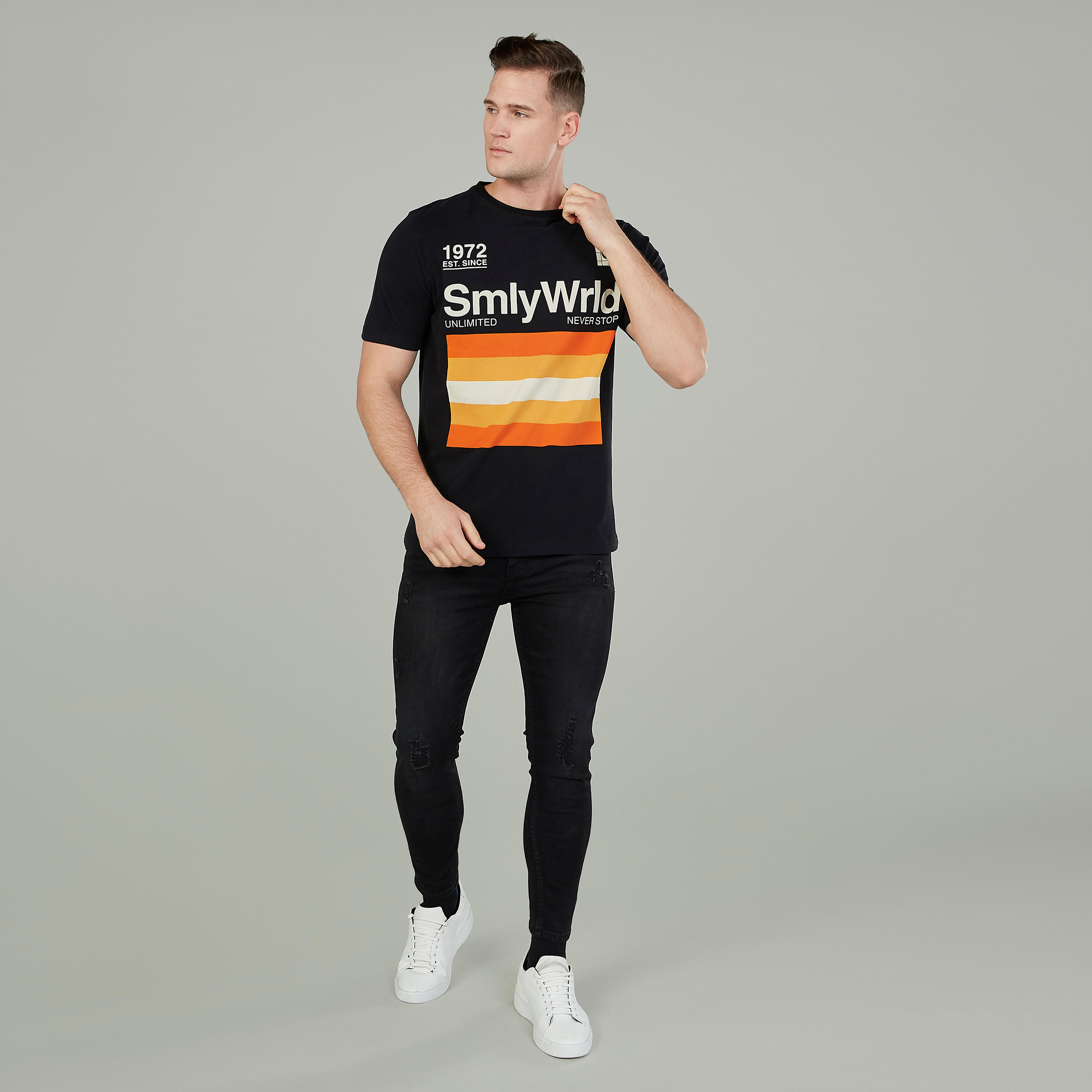 تيشيرت بياقة ضيّقة وأكمام قصيرة وطبعات سمايلي وورلد-men-clothing-tshirtsandpolos-tshirts-image-2