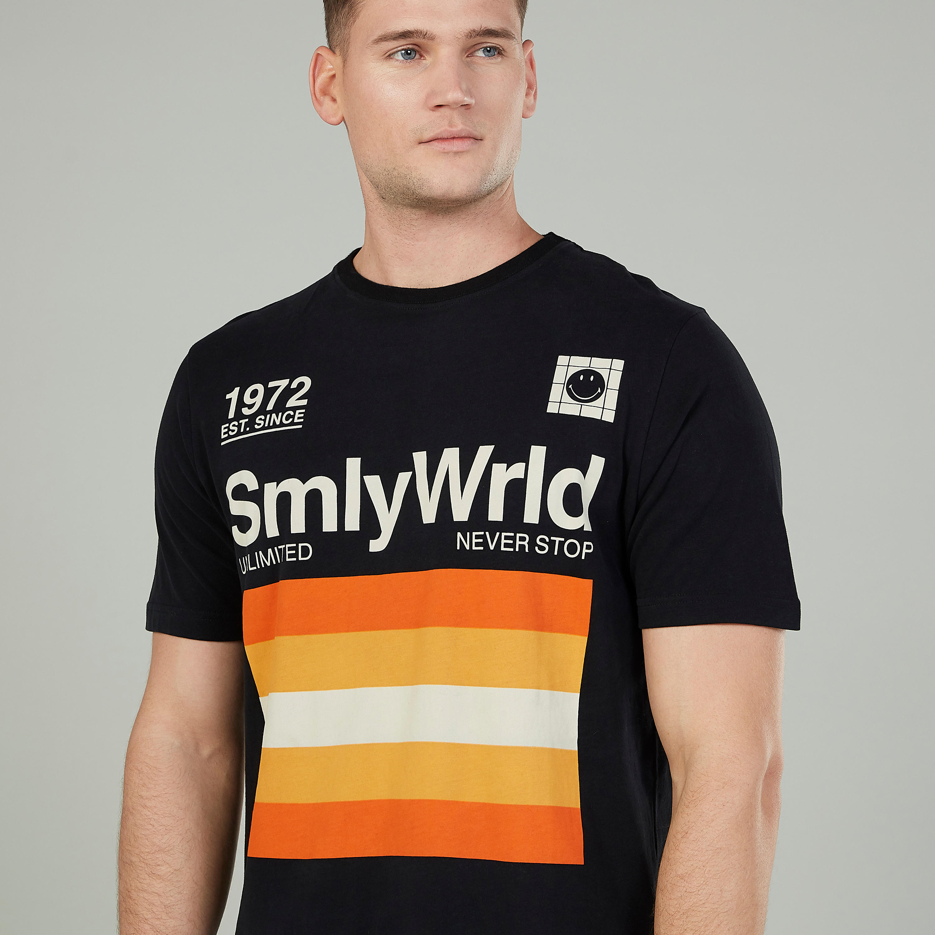 تيشيرت بياقة ضيّقة وأكمام قصيرة وطبعات سمايلي وورلد-men-clothing-tshirtsandpolos-tshirts-image-3