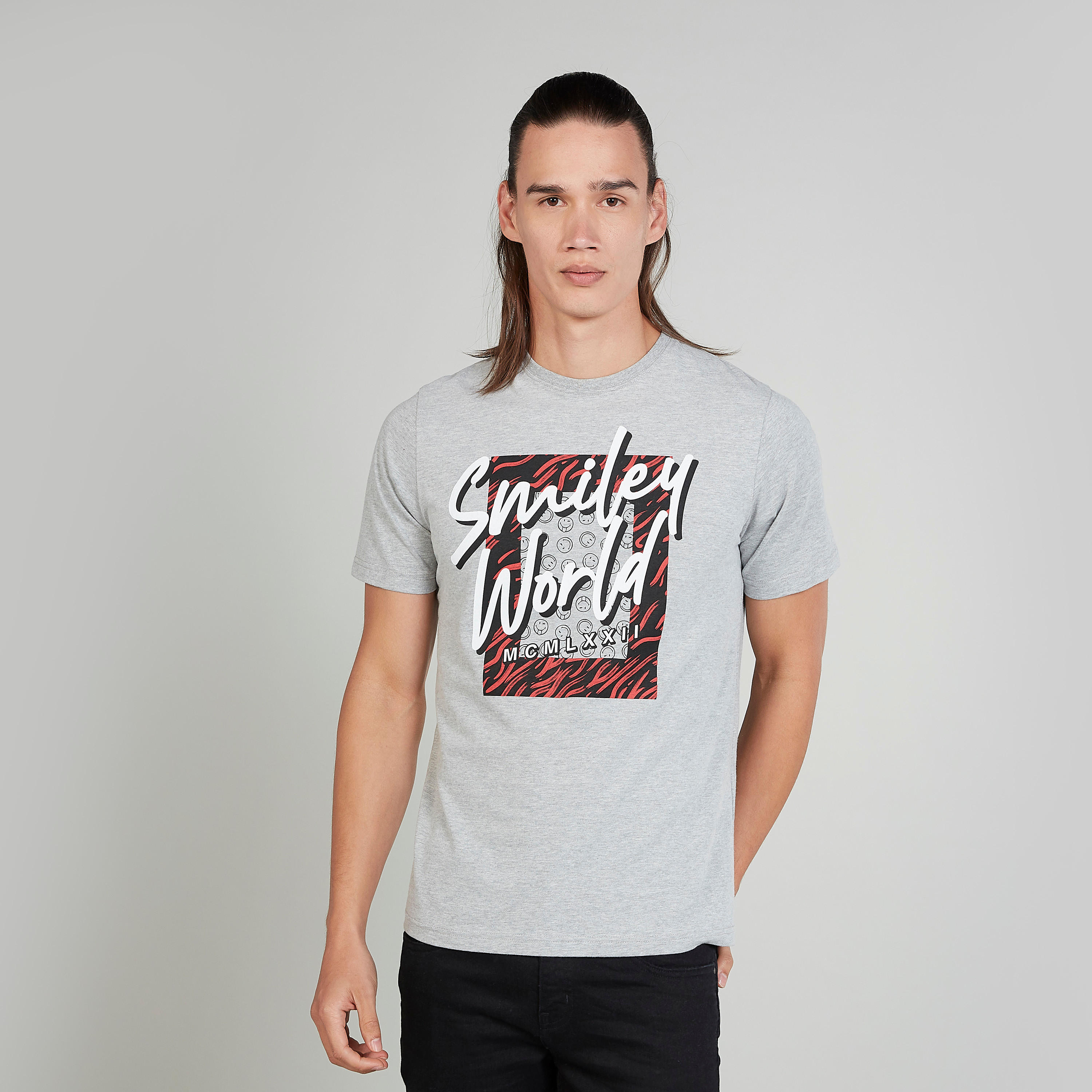 تيشيرت بياقة ضيّقة وأكمام قصيرة وطبعات سمايلي وورلد-men-clothing-tshirtsandpolos-tshirts-image-1