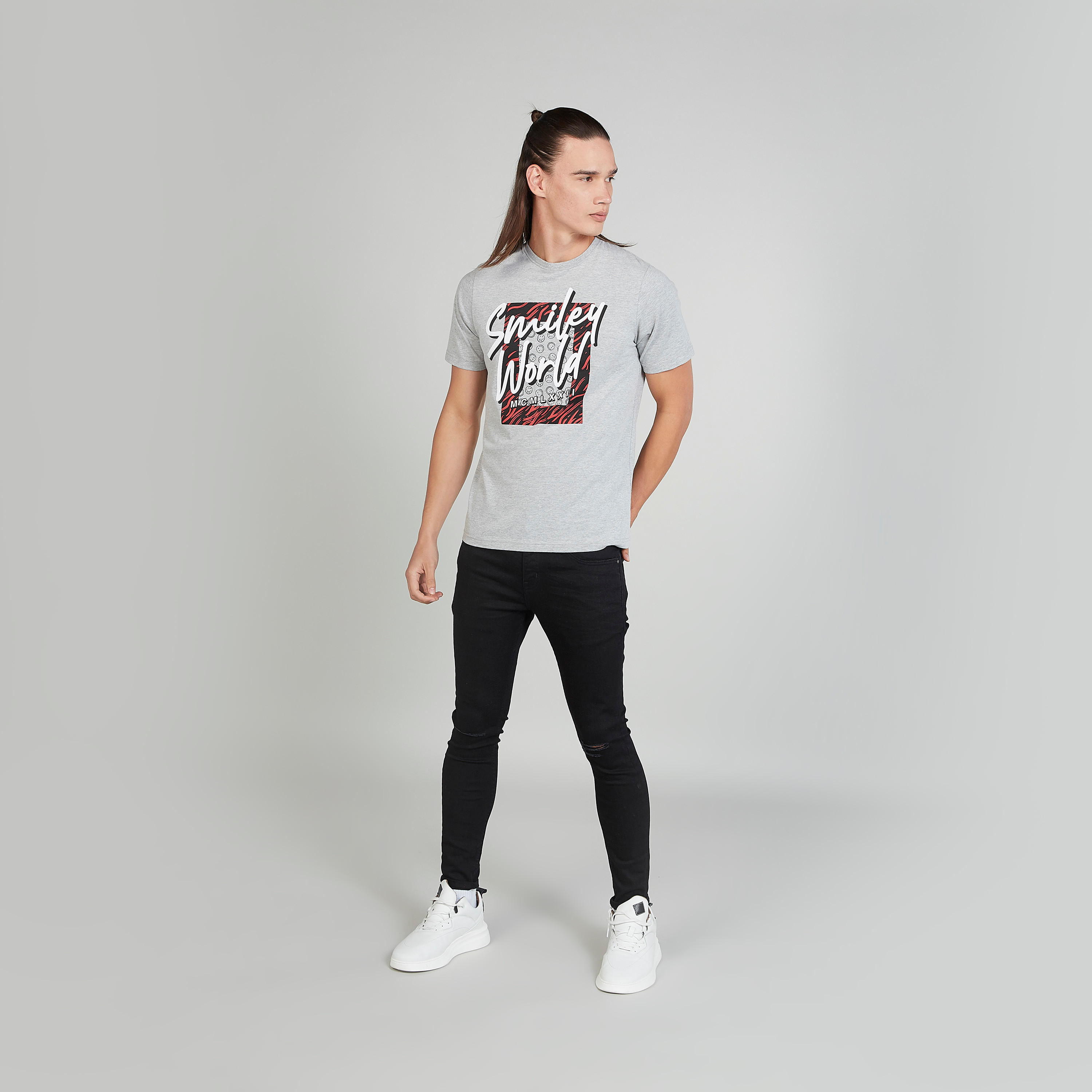 تيشيرت بياقة ضيّقة وأكمام قصيرة وطبعات سمايلي وورلد-men-clothing-tshirtsandpolos-tshirts-image-2