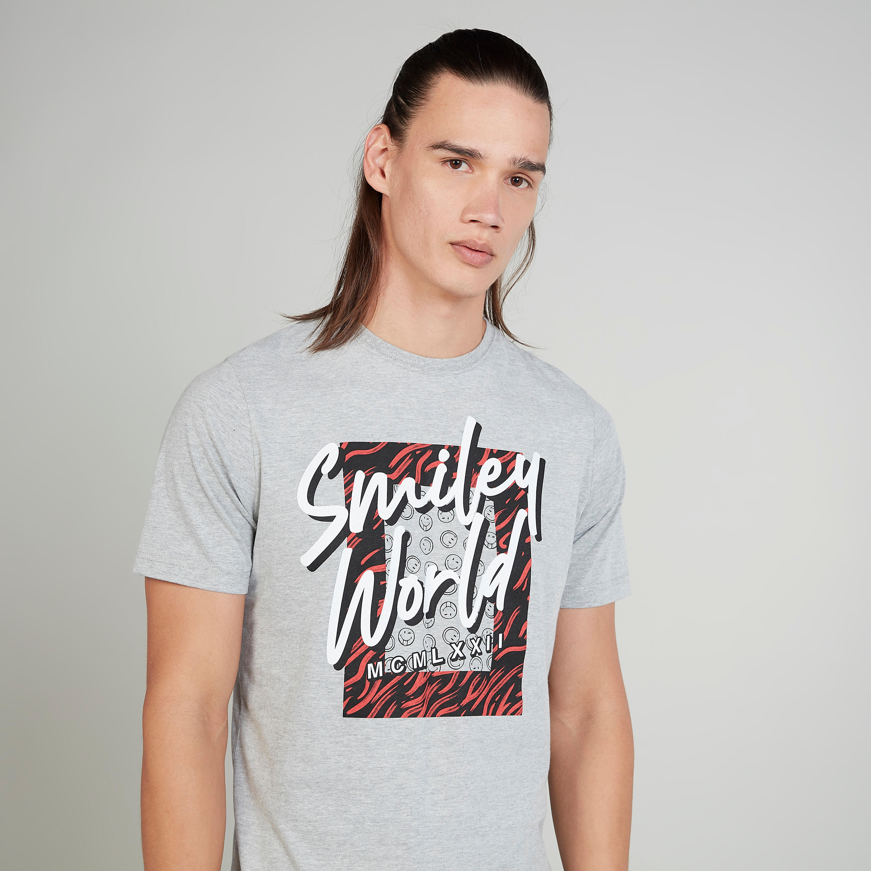 تيشيرت بياقة ضيّقة وأكمام قصيرة وطبعات سمايلي وورلد-men-clothing-tshirtsandpolos-tshirts-image-3