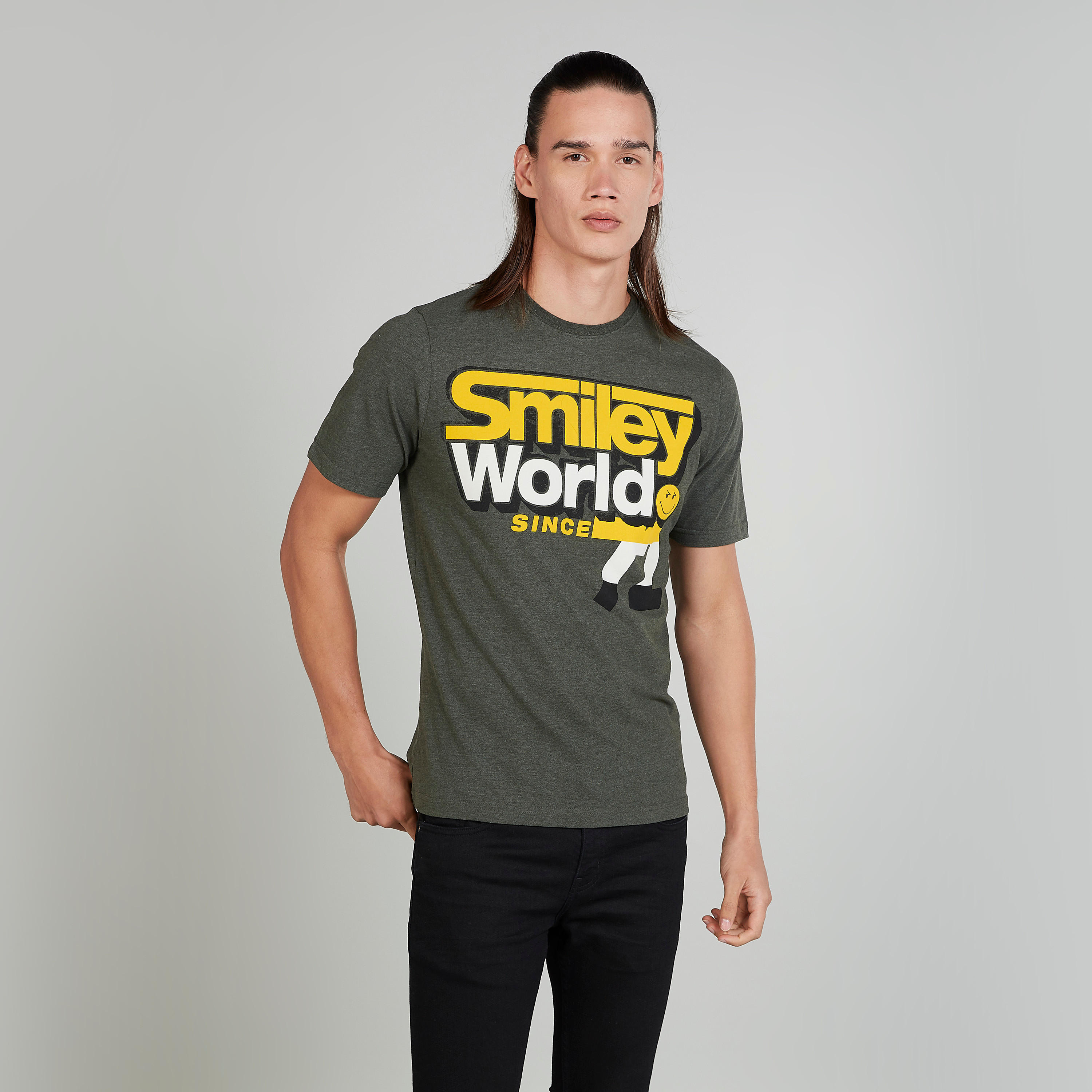 تيشيرت بياقة ضيّقة وأكمام قصيرة وطبعات سمايلي وورلد-men-clothing-tshirtsandpolos-tshirts-image-1