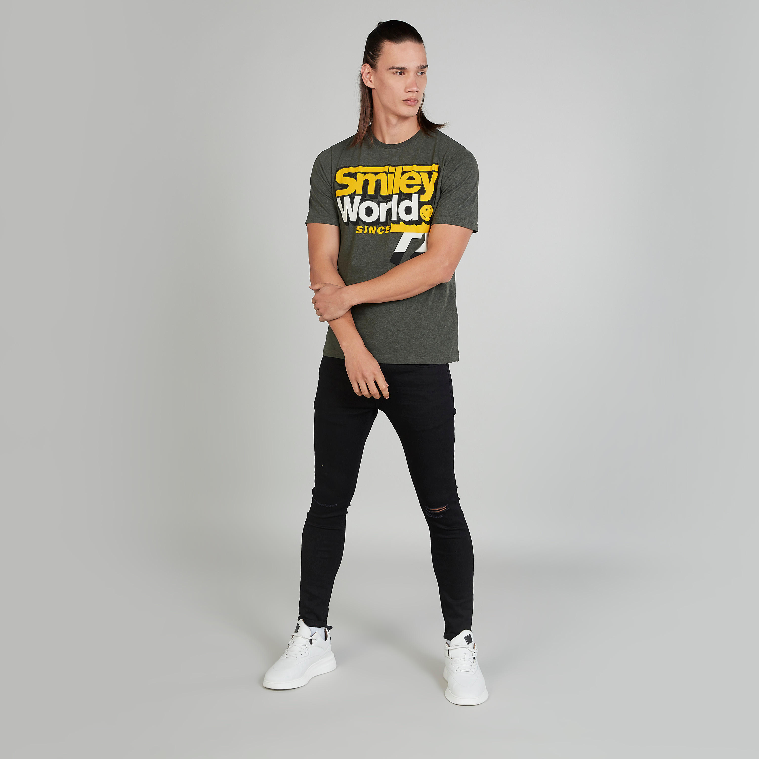 تيشيرت بياقة ضيّقة وأكمام قصيرة وطبعات سمايلي وورلد-men-clothing-tshirtsandpolos-tshirts-image-2