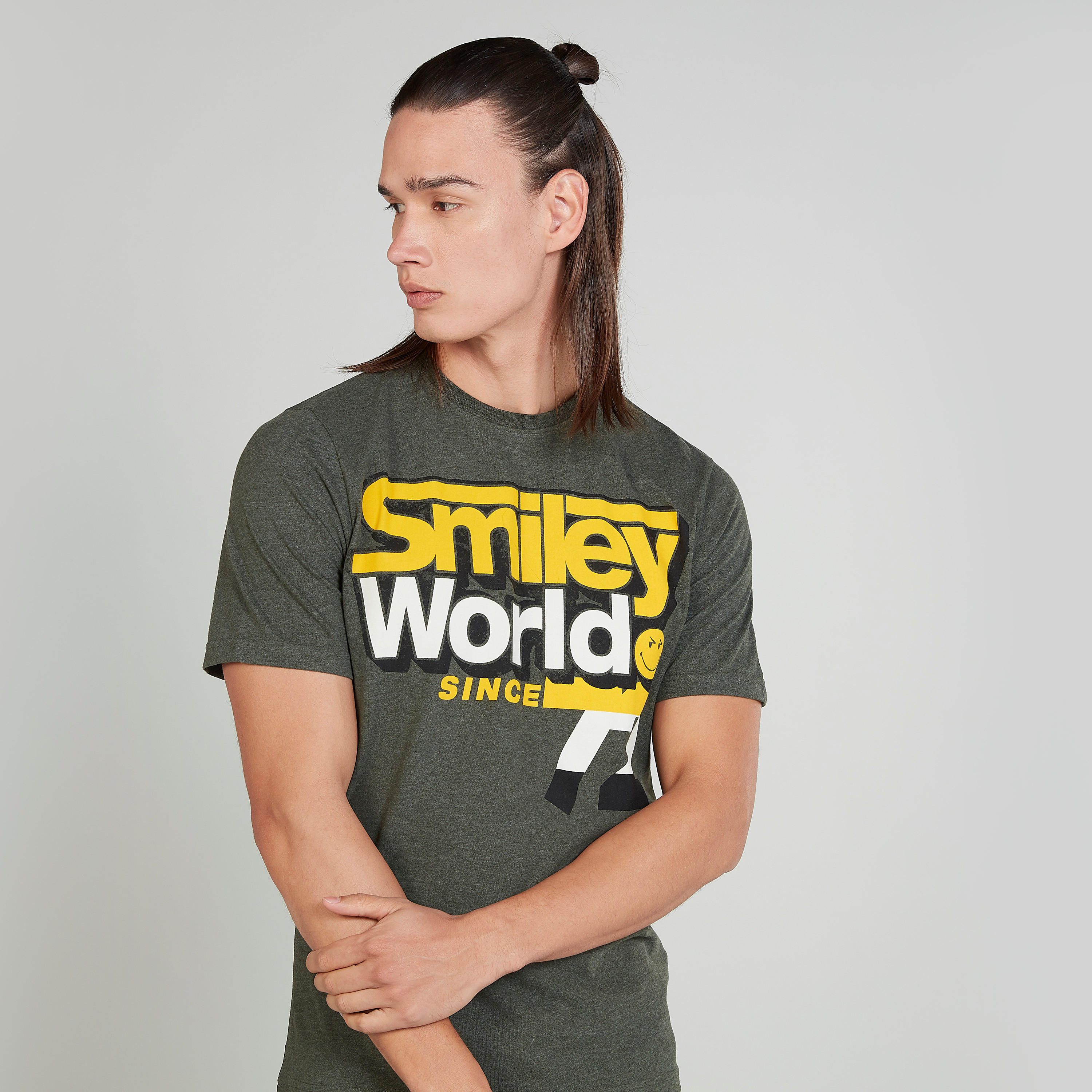 تيشيرت بياقة ضيّقة وأكمام قصيرة وطبعات سمايلي وورلد-men-clothing-tshirtsandpolos-tshirts-image-3