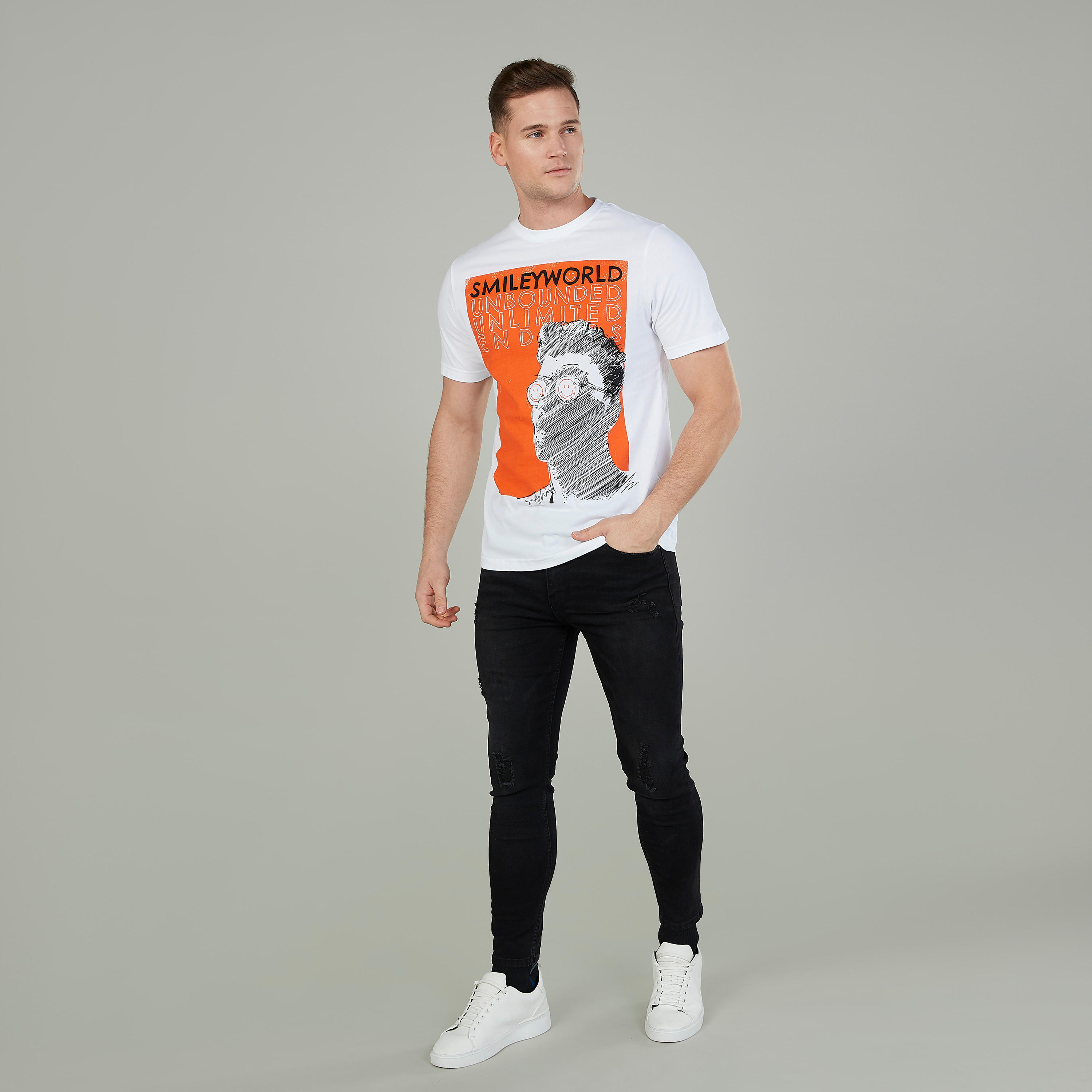 تيشيرت بياقة ضيّقة وأكمام قصيرة وطبعات سمايلي وورلد-men-clothing-tshirtsandpolos-tshirts-image-2
