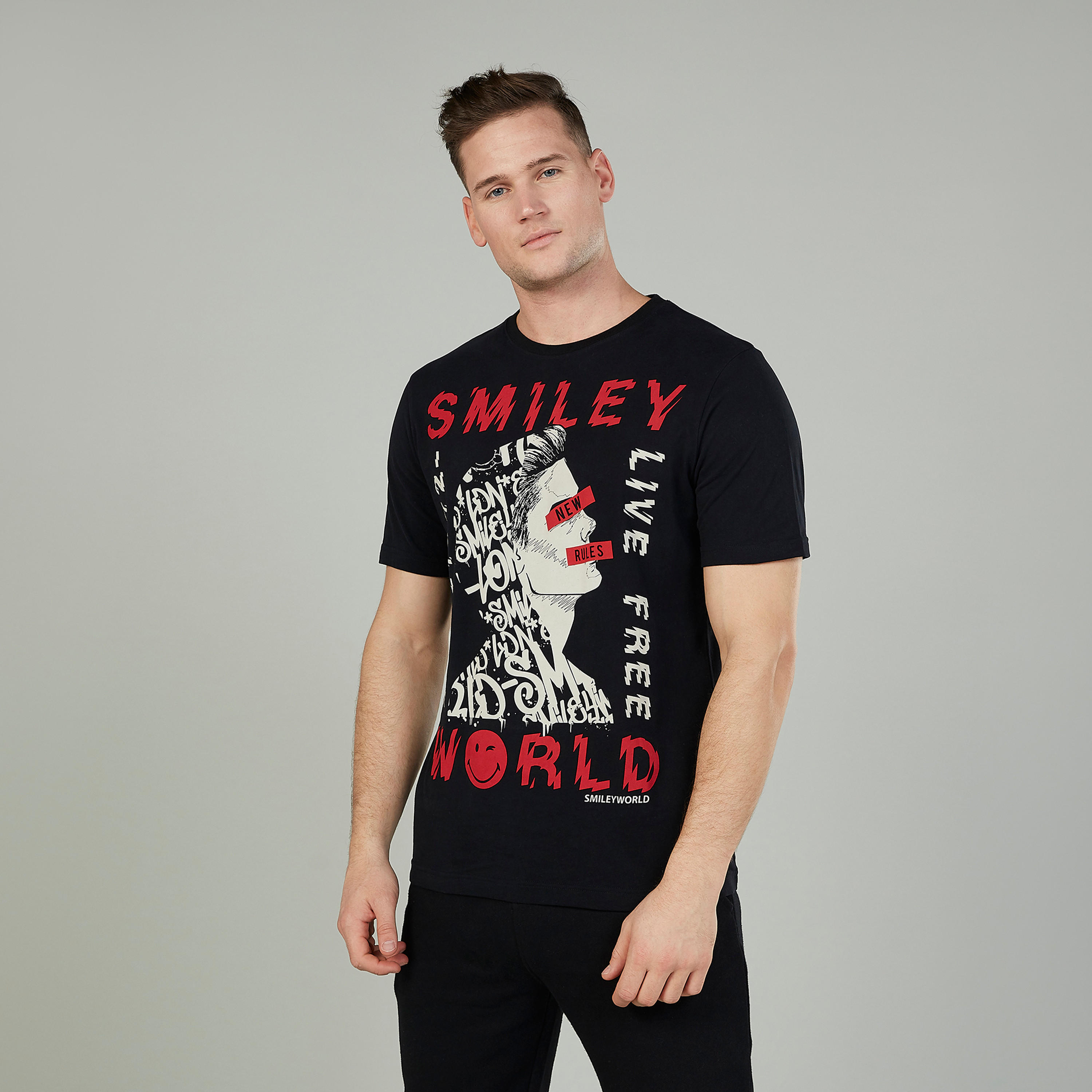 تيشيرت بياقة ضيّقة وأكمام قصيرة وطبعات سمايلي وورلد-men-clothing-tshirtsandpolos-tshirts-image-1