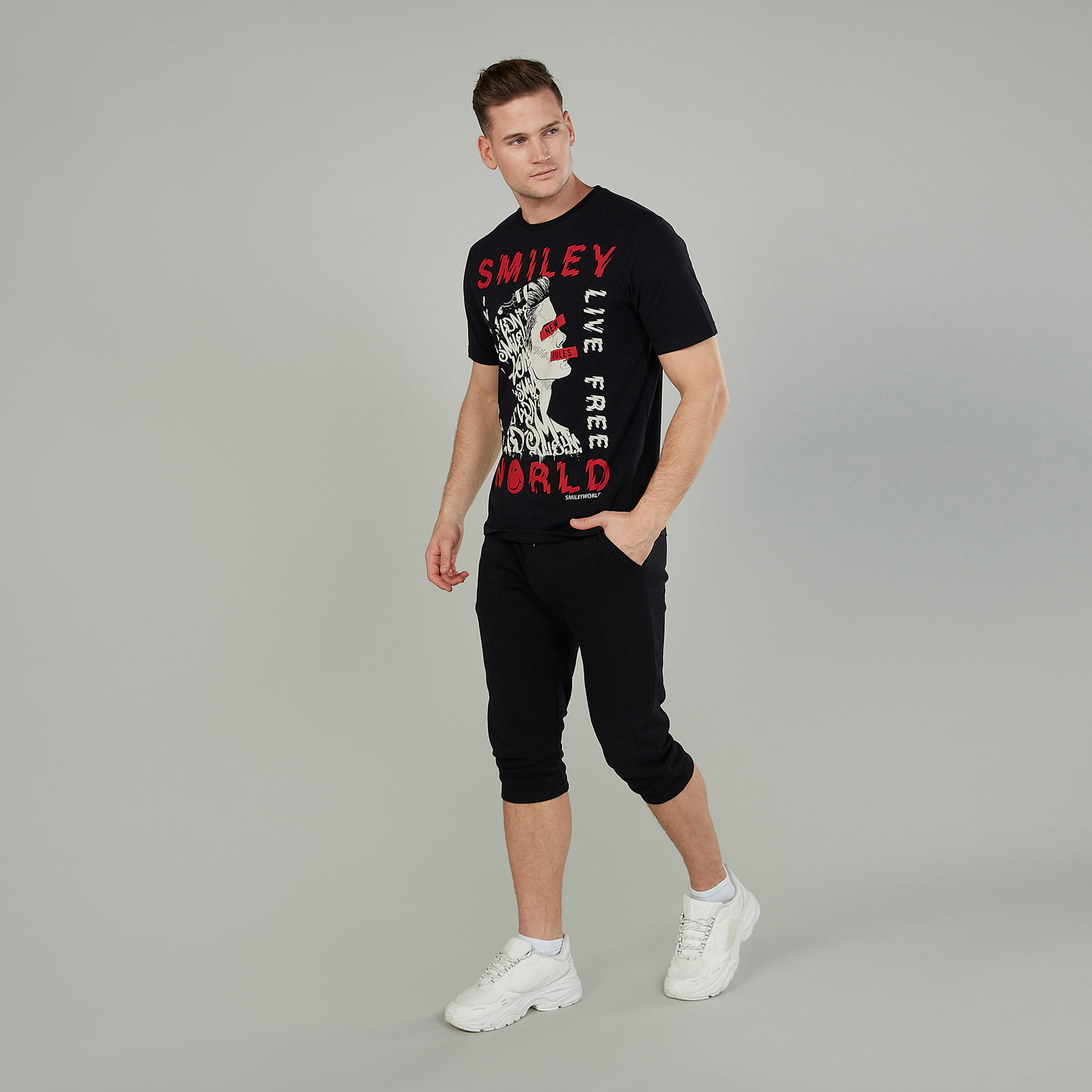 تيشيرت بياقة ضيّقة وأكمام قصيرة وطبعات سمايلي وورلد-men-clothing-tshirtsandpolos-tshirts-image-2