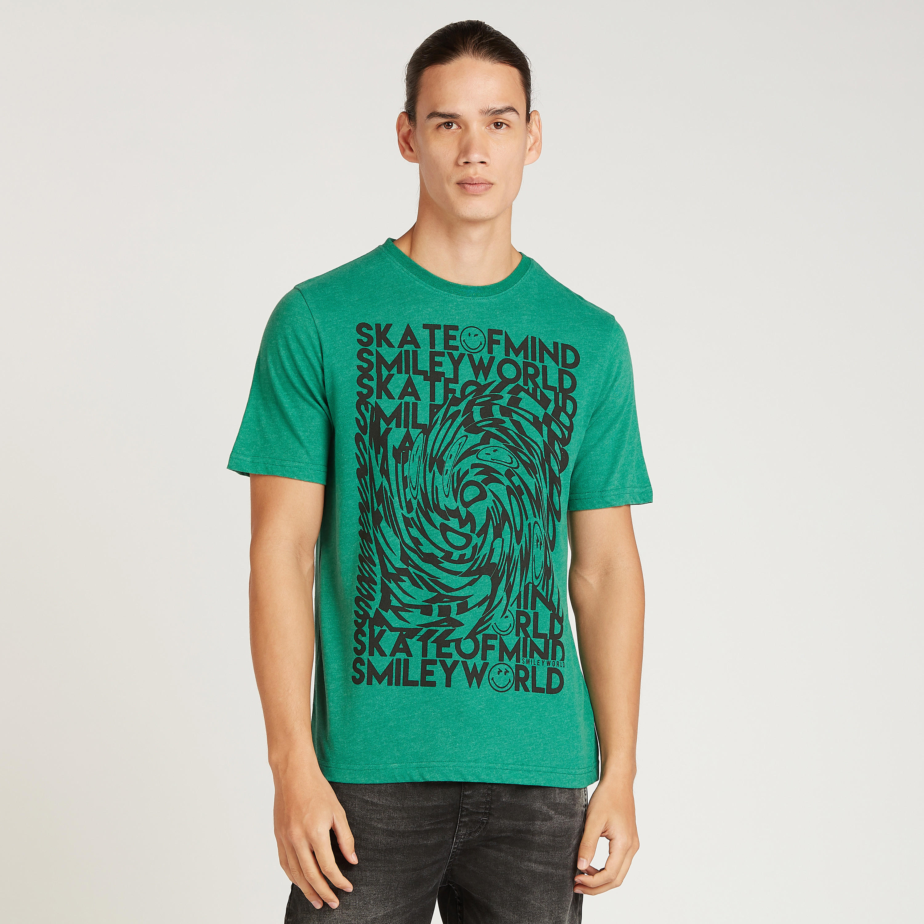 تيشيرت بياقة ضيّقة وأكمام قصيرة وطبعات سمايلي وورلد-men-clothing-tshirtsandpolos-tshirts-image-5