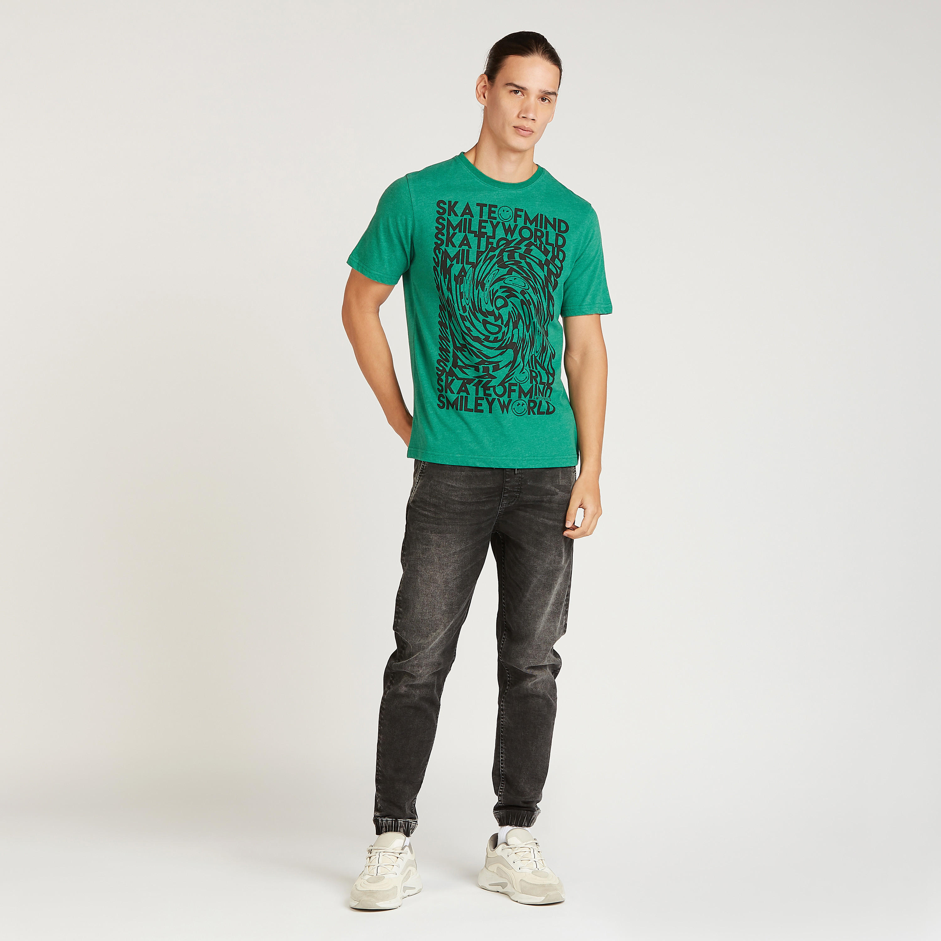 تيشيرت بياقة ضيّقة وأكمام قصيرة وطبعات سمايلي وورلد-men-clothing-tshirtsandpolos-tshirts-image-4