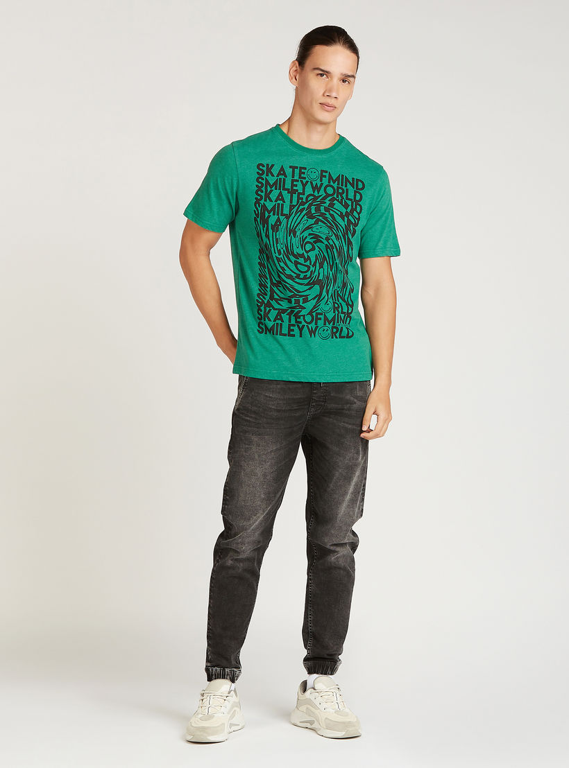 تيشيرت بياقة ضيّقة وأكمام قصيرة وطبعات سمايلي وورلد-men-clothing-tshirtsandpolos-tshirts-image-4