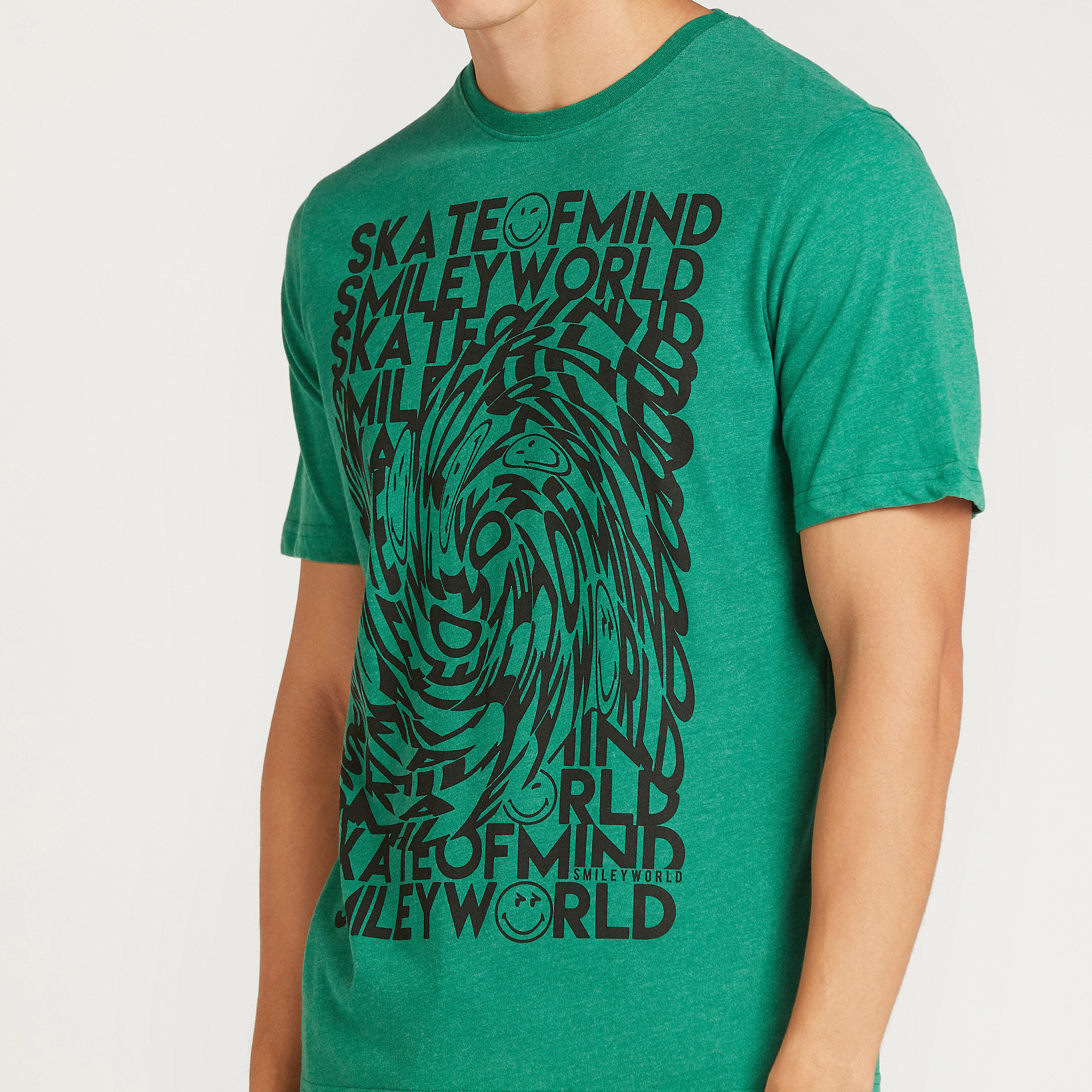 تيشيرت بياقة ضيّقة وأكمام قصيرة وطبعات سمايلي وورلد-men-clothing-tshirtsandpolos-tshirts-image-3
