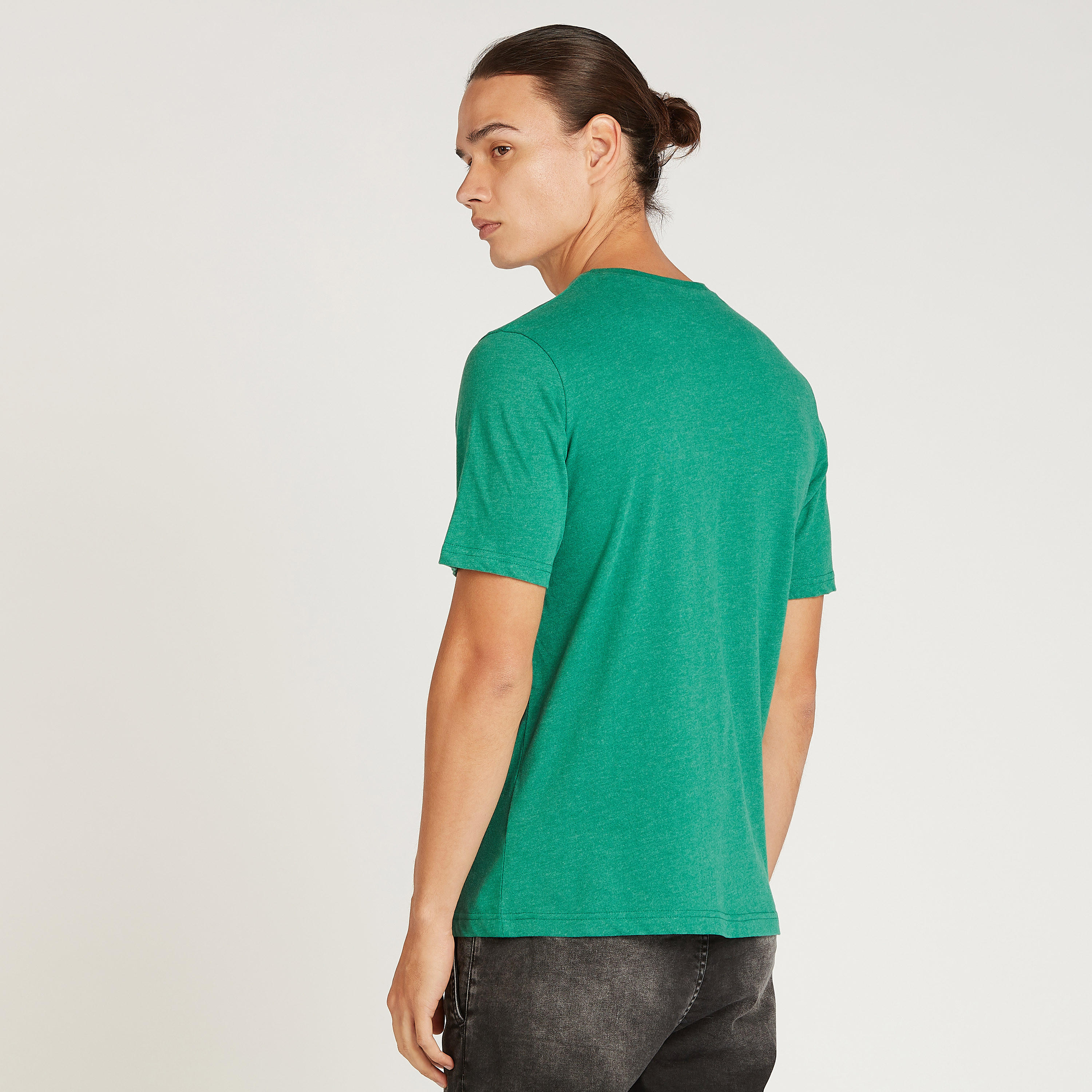 تيشيرت بياقة ضيّقة وأكمام قصيرة وطبعات سمايلي وورلد-men-clothing-tshirtsandpolos-tshirts-image-2