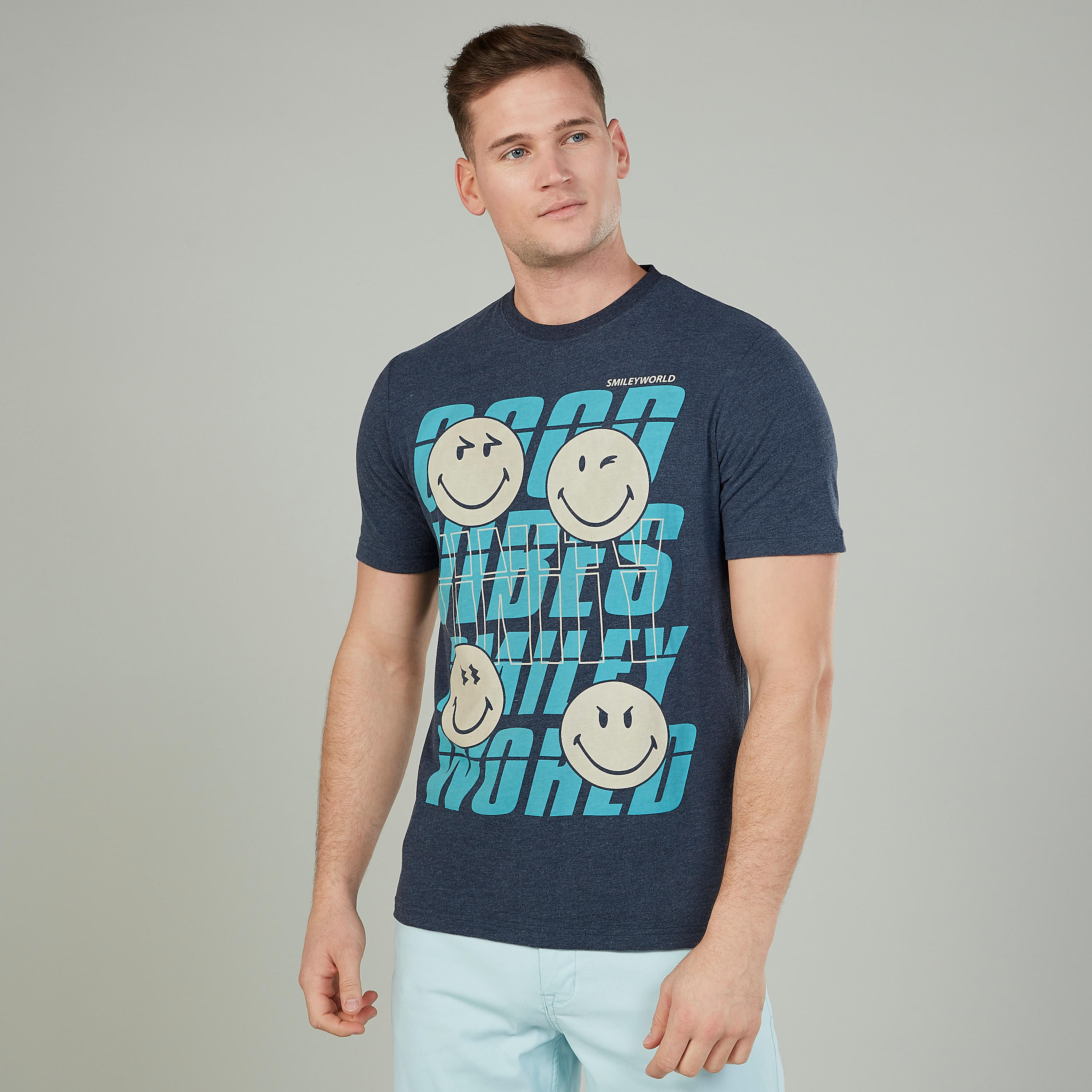 تيشيرت بياقة ضيّقة وأكمام قصيرة وطبعات سمايلي وورلد-men-clothing-tshirtsandpolos-tshirts-image-5
