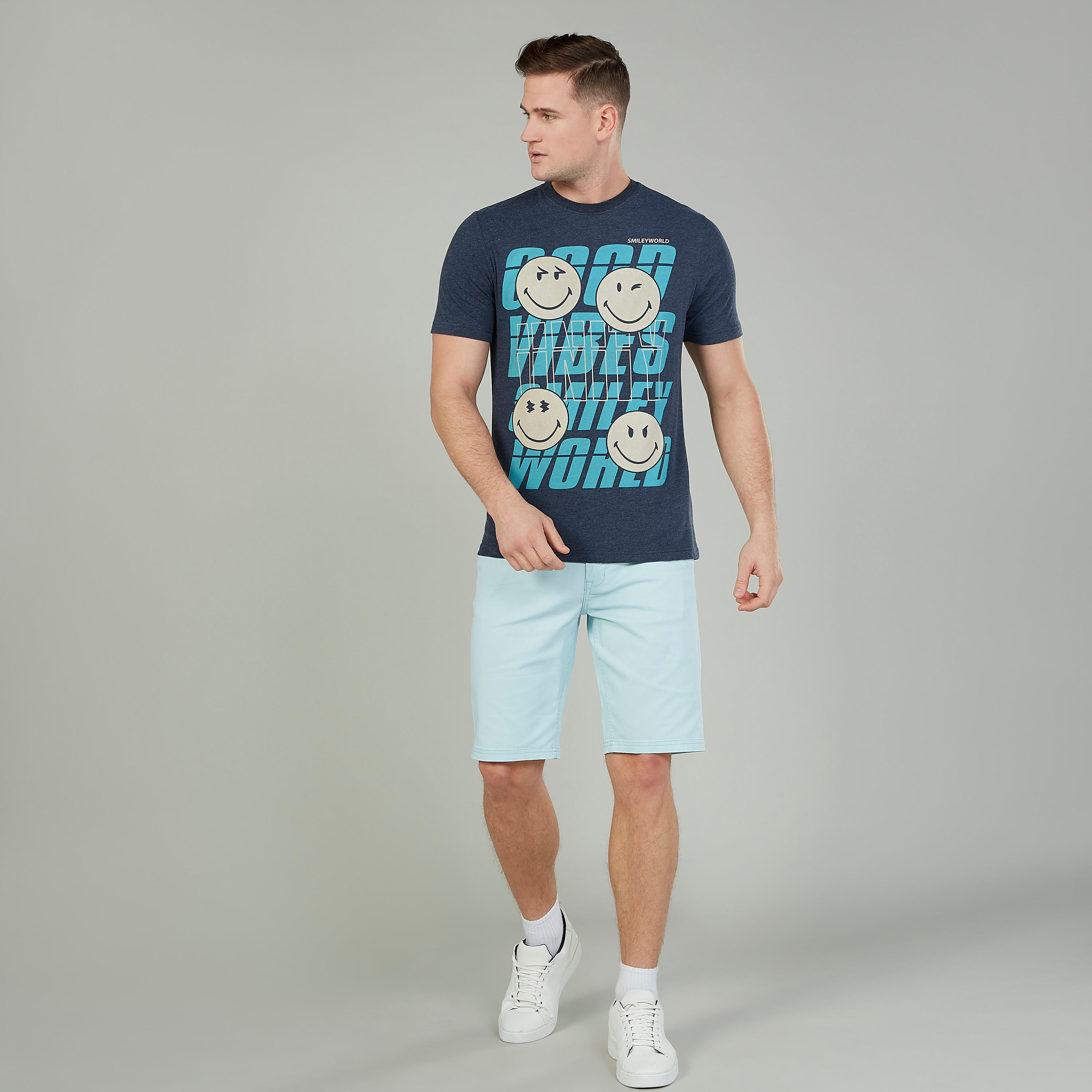 تيشيرت بياقة ضيّقة وأكمام قصيرة وطبعات سمايلي وورلد-men-clothing-tshirtsandpolos-tshirts-image-4