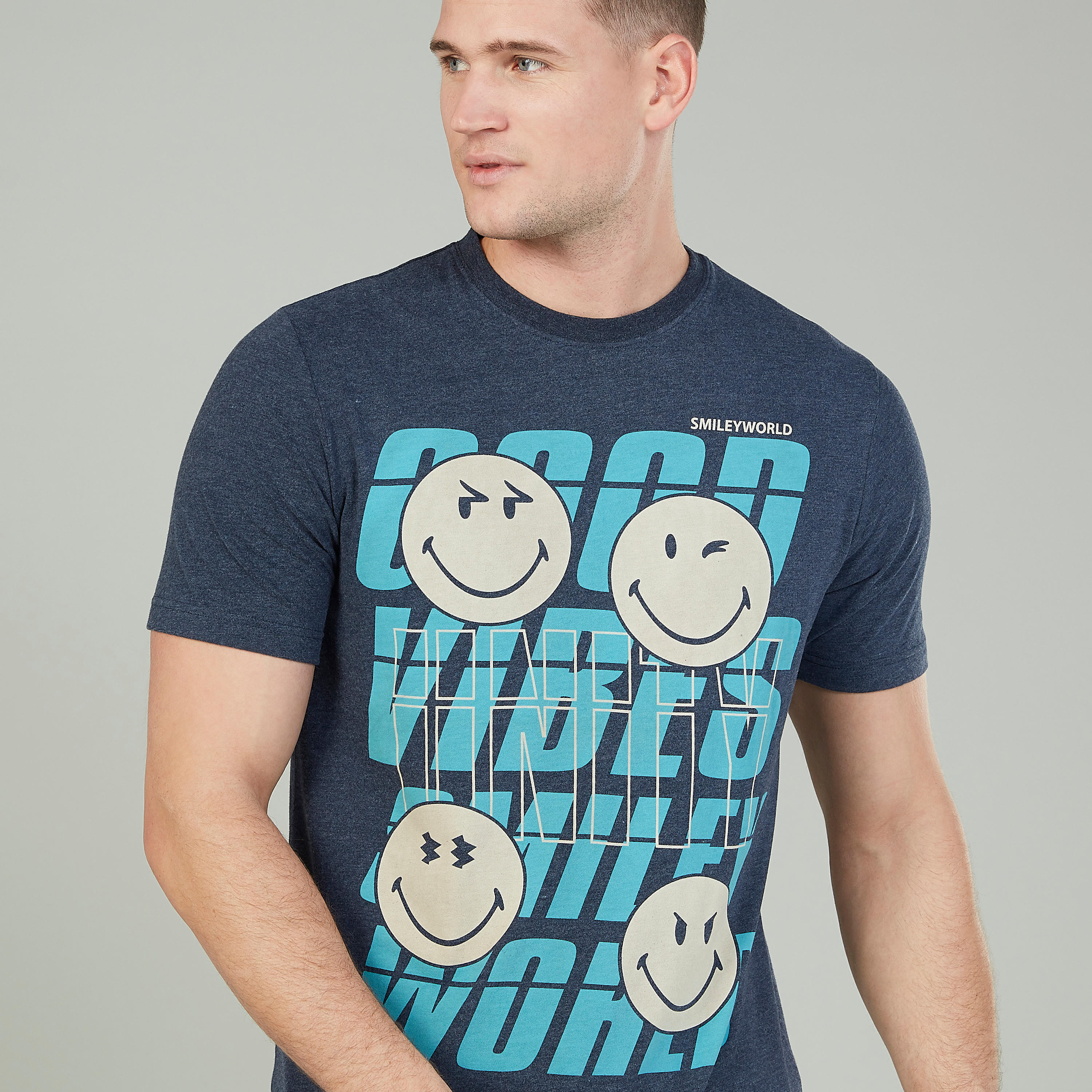 تيشيرت بياقة ضيّقة وأكمام قصيرة وطبعات سمايلي وورلد-men-clothing-tshirtsandpolos-tshirts-image-3