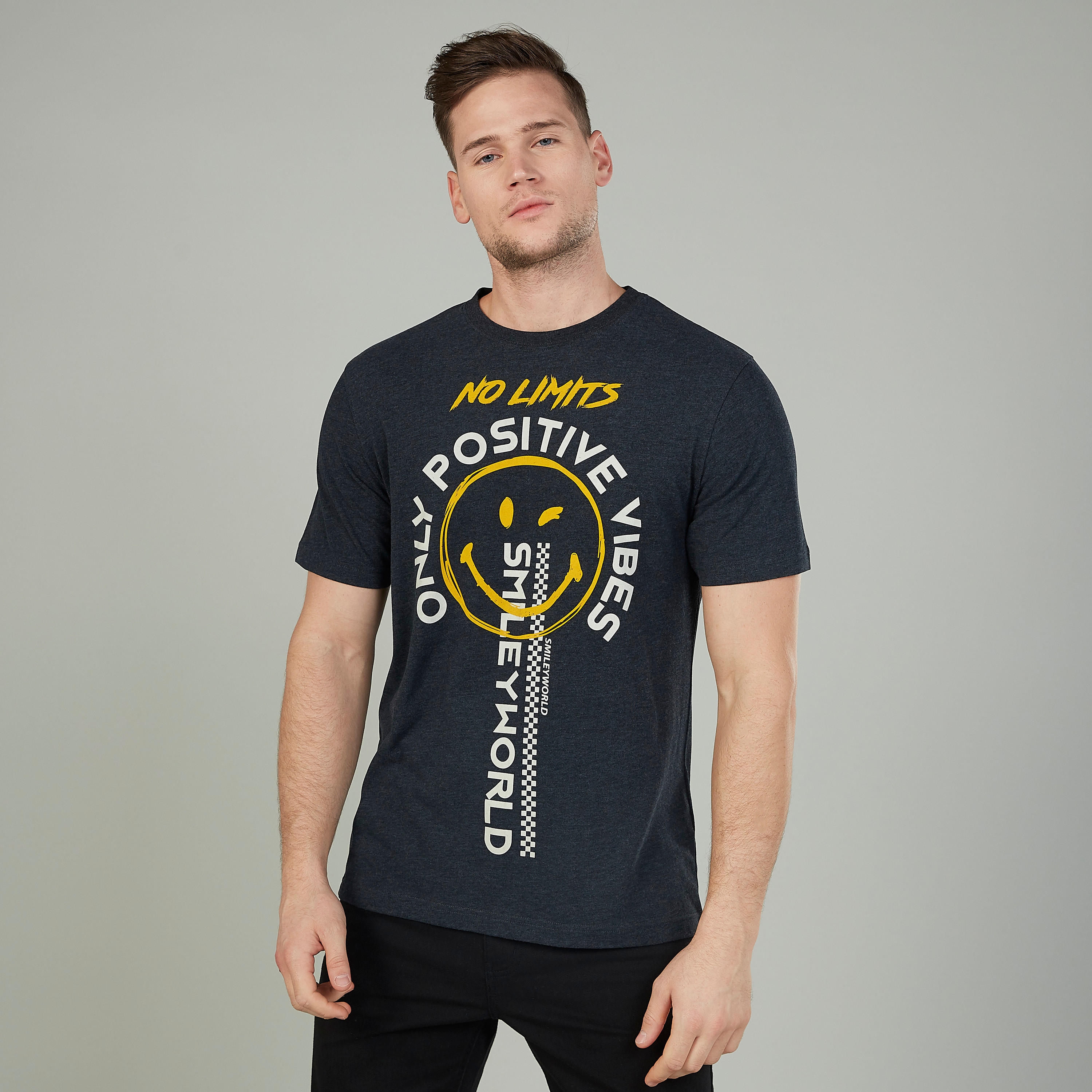 تيشيرت بياقة ضيّقة وأكمام قصيرة وطبعات سمايلي وورلد-men-clothing-tshirtsandpolos-tshirts-image-1