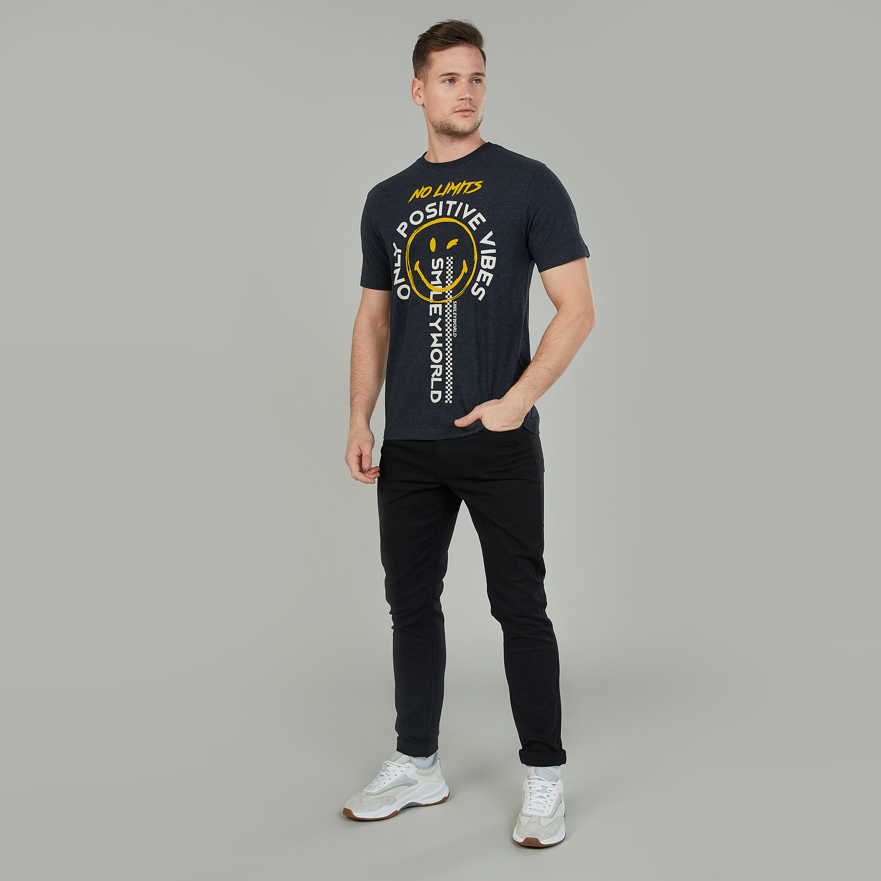 تيشيرت بياقة ضيّقة وأكمام قصيرة وطبعات سمايلي وورلد-men-clothing-tshirtsandpolos-tshirts-image-2