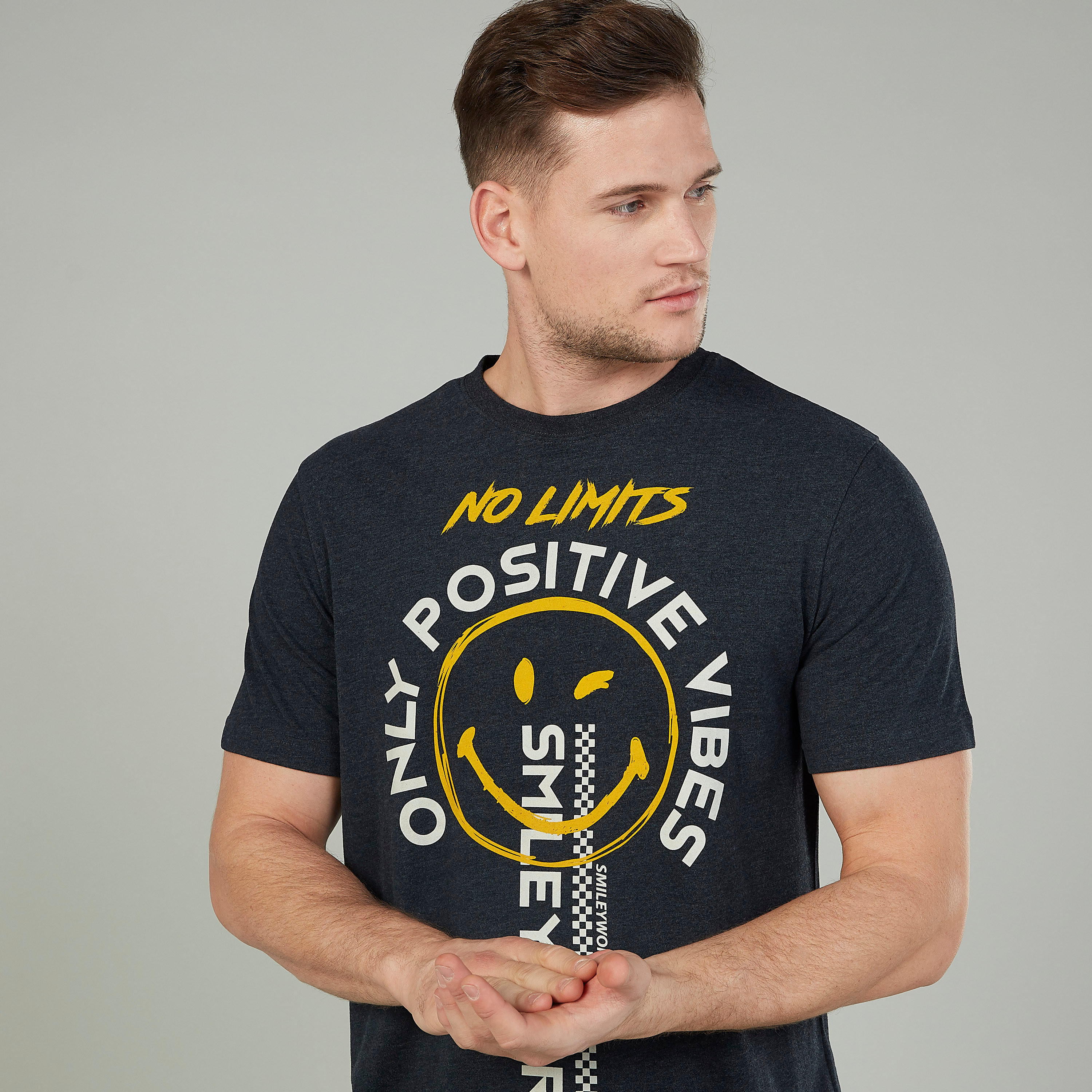 تيشيرت بياقة ضيّقة وأكمام قصيرة وطبعات سمايلي وورلد-men-clothing-tshirtsandpolos-tshirts-image-3