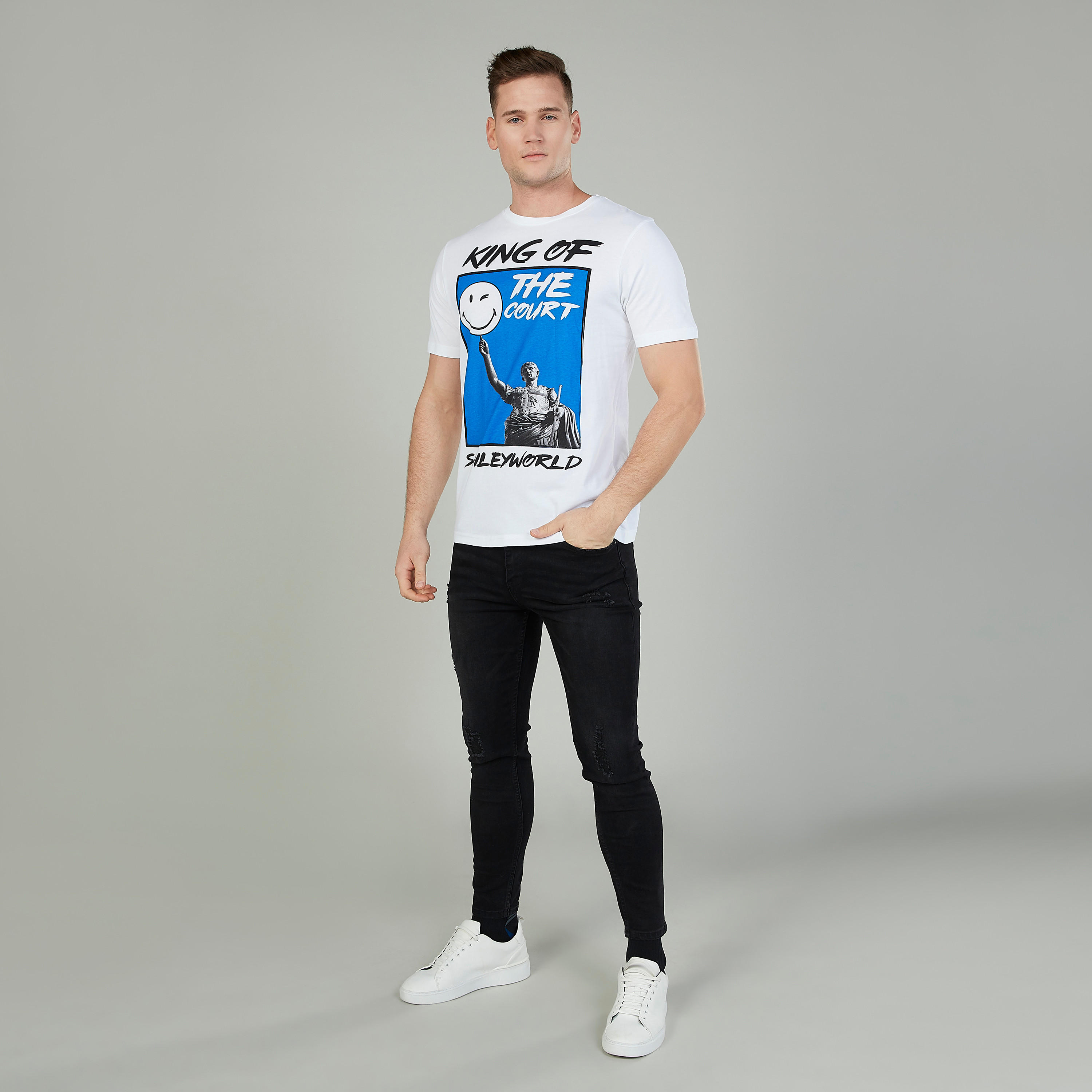 تيشيرت بياقة ضيّقة وأكمام قصيرة وطبعات سمايلي وورلد-men-clothing-tshirtsandpolos-tshirts-image-2