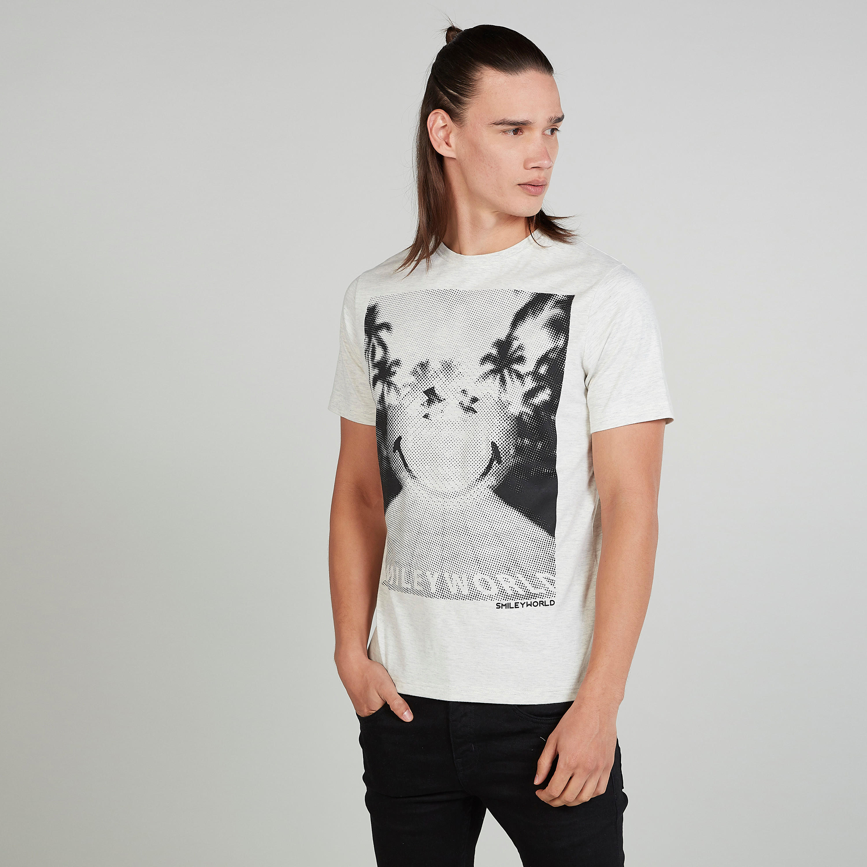تيشيرت بياقة ضيّقة وأكمام قصيرة وطبعات سمايلي وورلد-men-clothing-tshirtsandpolos-tshirts-image-1