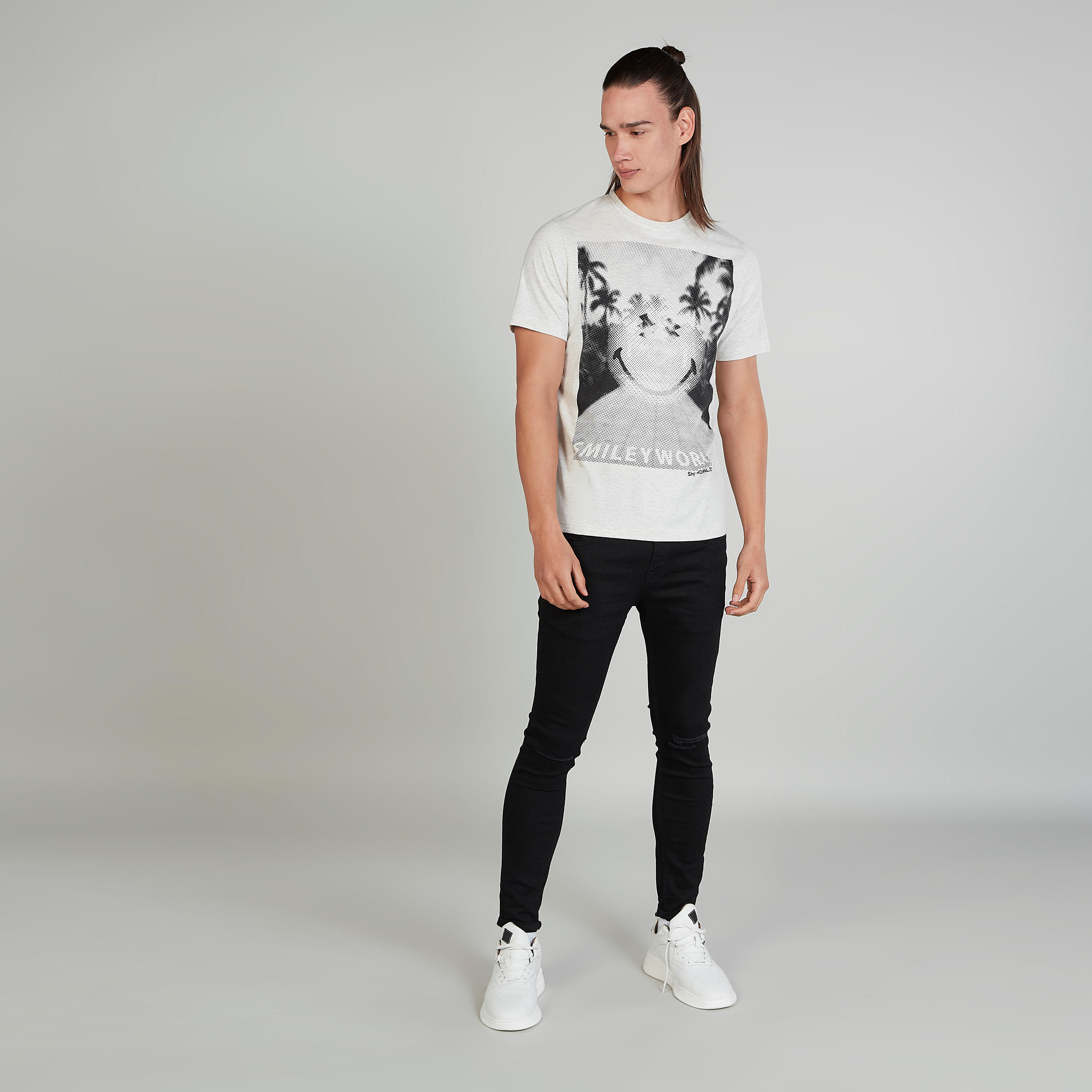 تيشيرت بياقة ضيّقة وأكمام قصيرة وطبعات سمايلي وورلد-men-clothing-tshirtsandpolos-tshirts-image-2