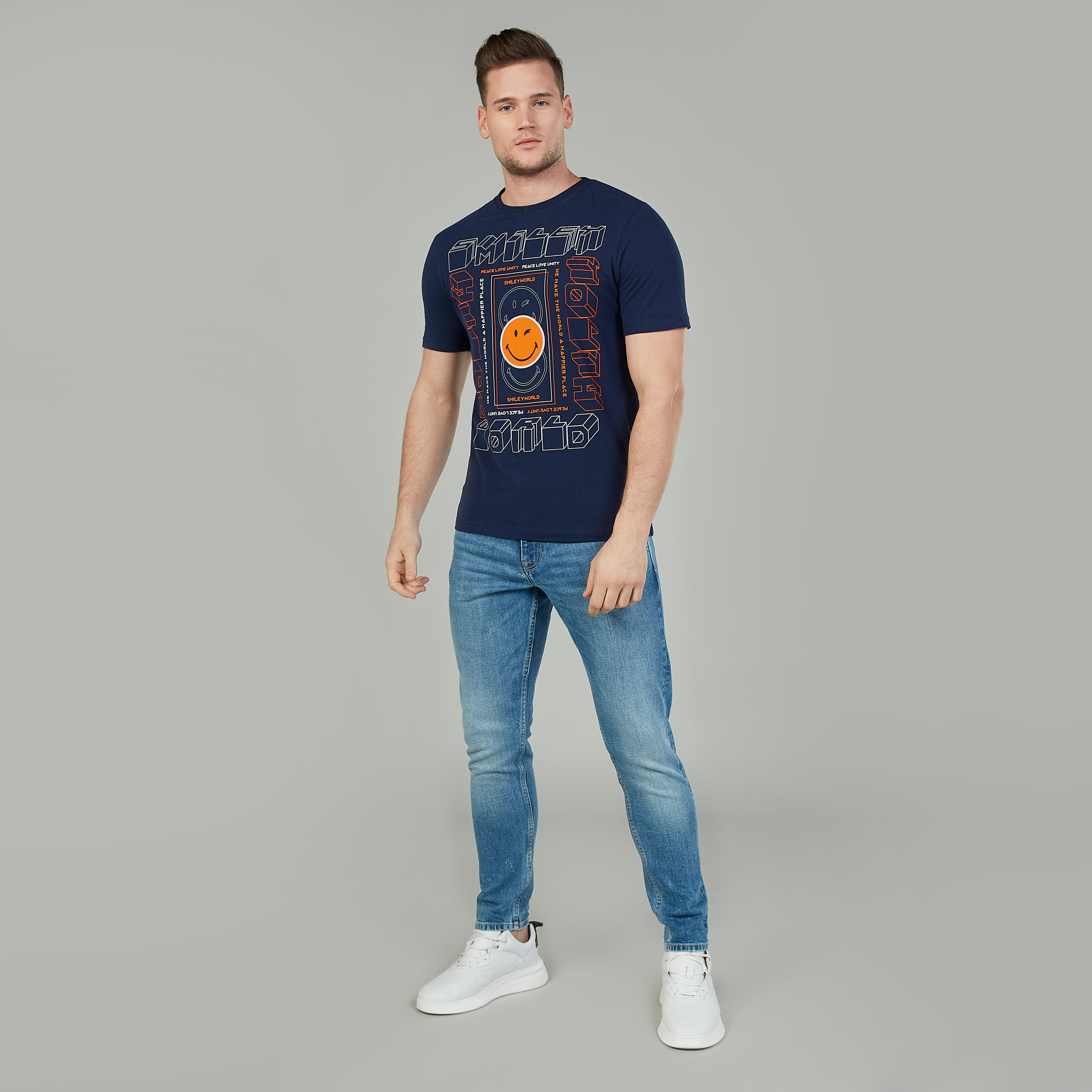 تيشيرت بياقة ضيّقة وأكمام قصيرة وطبعات سمايلي وورلد-men-clothing-tshirtsandpolos-tshirts-image-2