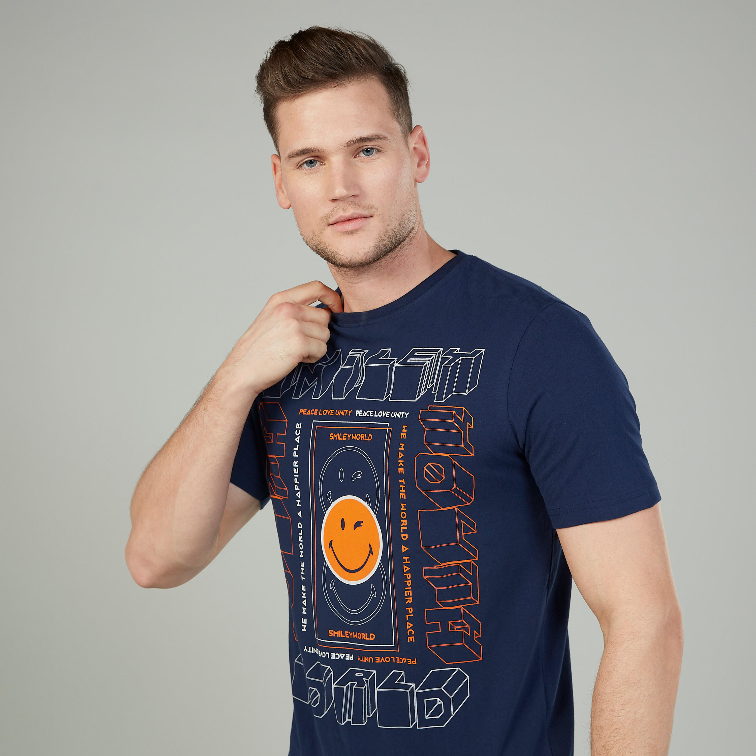 تيشيرت بياقة ضيّقة وأكمام قصيرة وطبعات سمايلي وورلد-men-clothing-tshirtsandpolos-tshirts-image-3