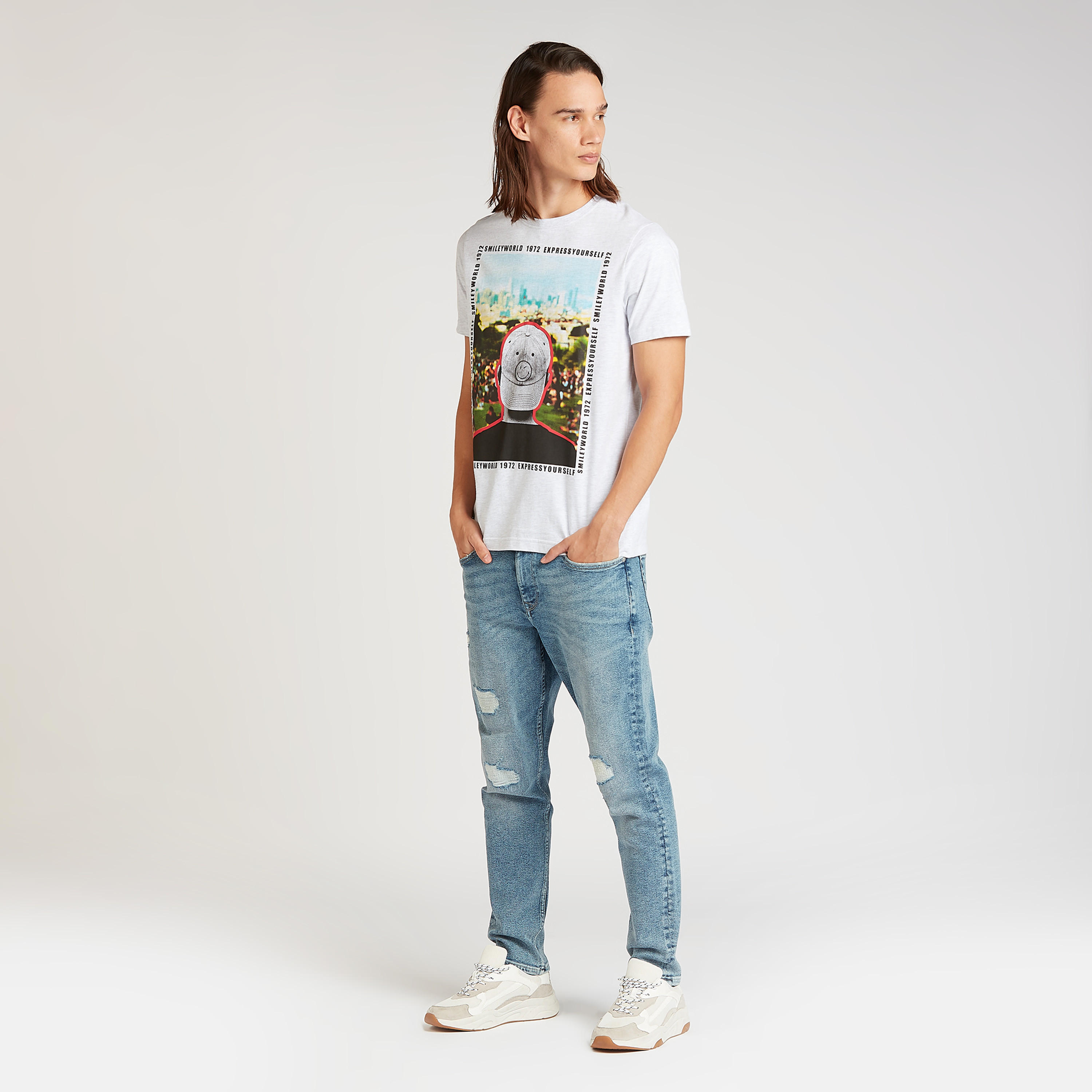 تيشيرت بياقة ضيّقة وأكمام قصيرة وطبعات سمايلي وورلد-men-clothing-tshirtsandpolos-tshirts-image-2