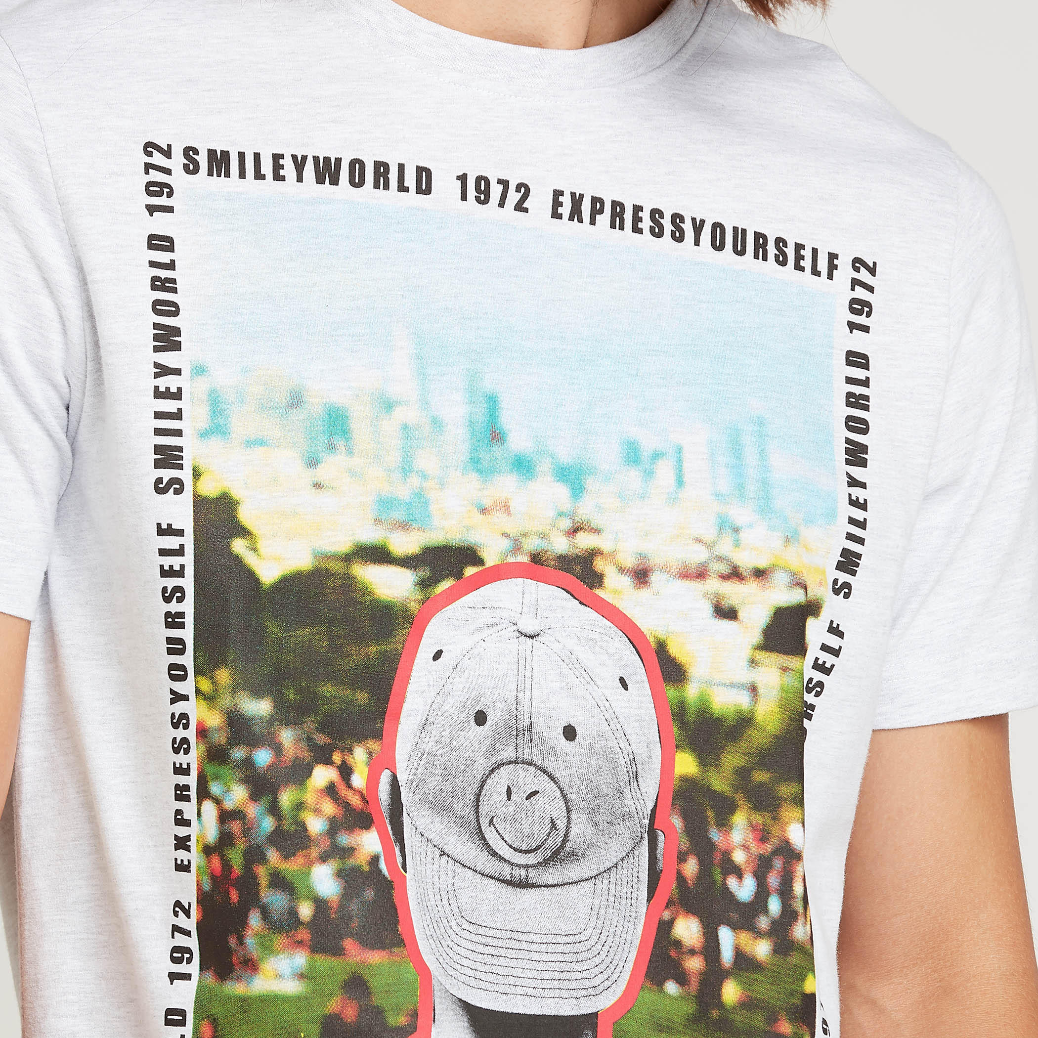 تيشيرت بياقة ضيّقة وأكمام قصيرة وطبعات سمايلي وورلد-men-clothing-tshirtsandpolos-tshirts-image-3