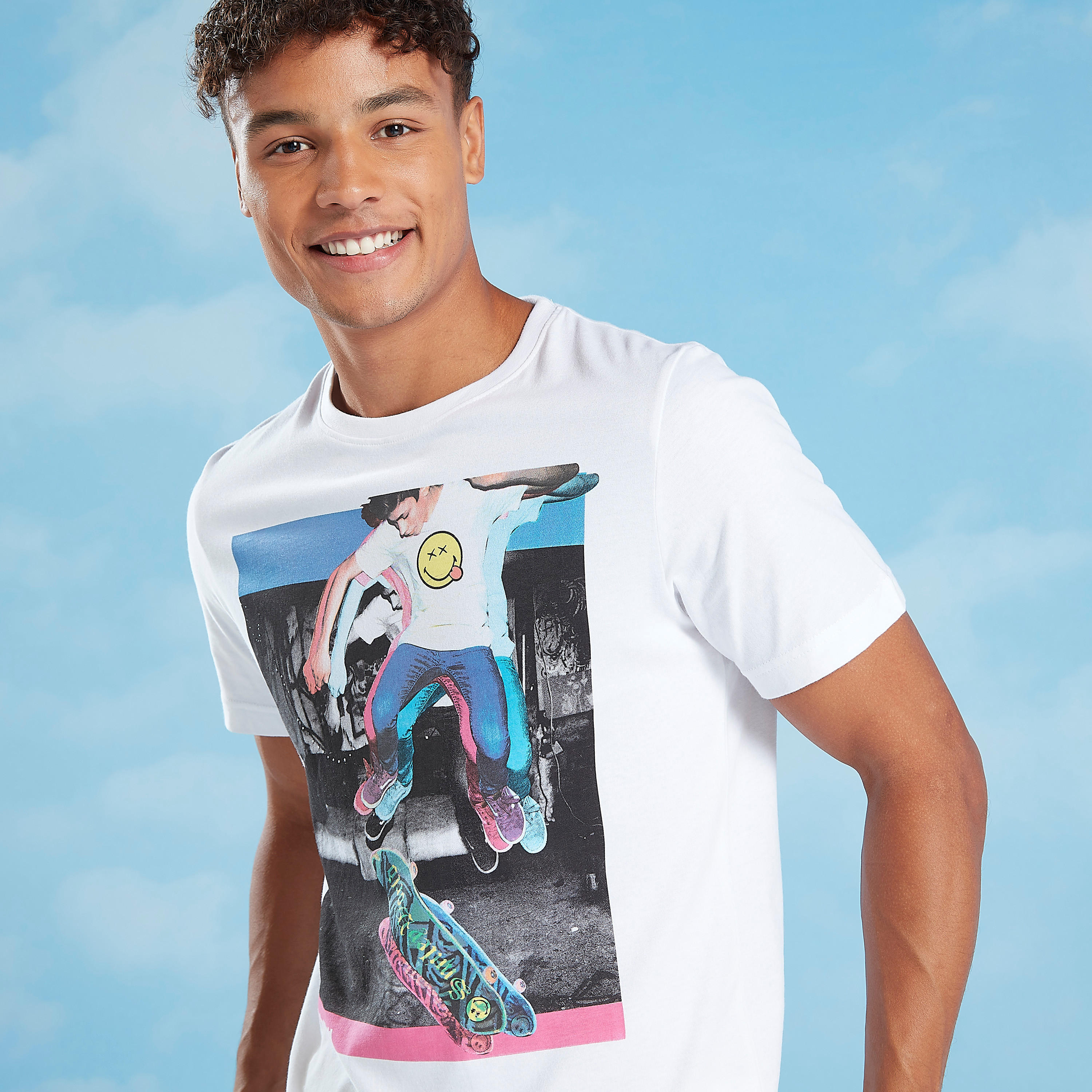تيشيرت بياقة ضيّقة وأكمام قصيرة وطبعات سمايلي وورلد-men-clothing-tshirtsandpolos-tshirts-image-1