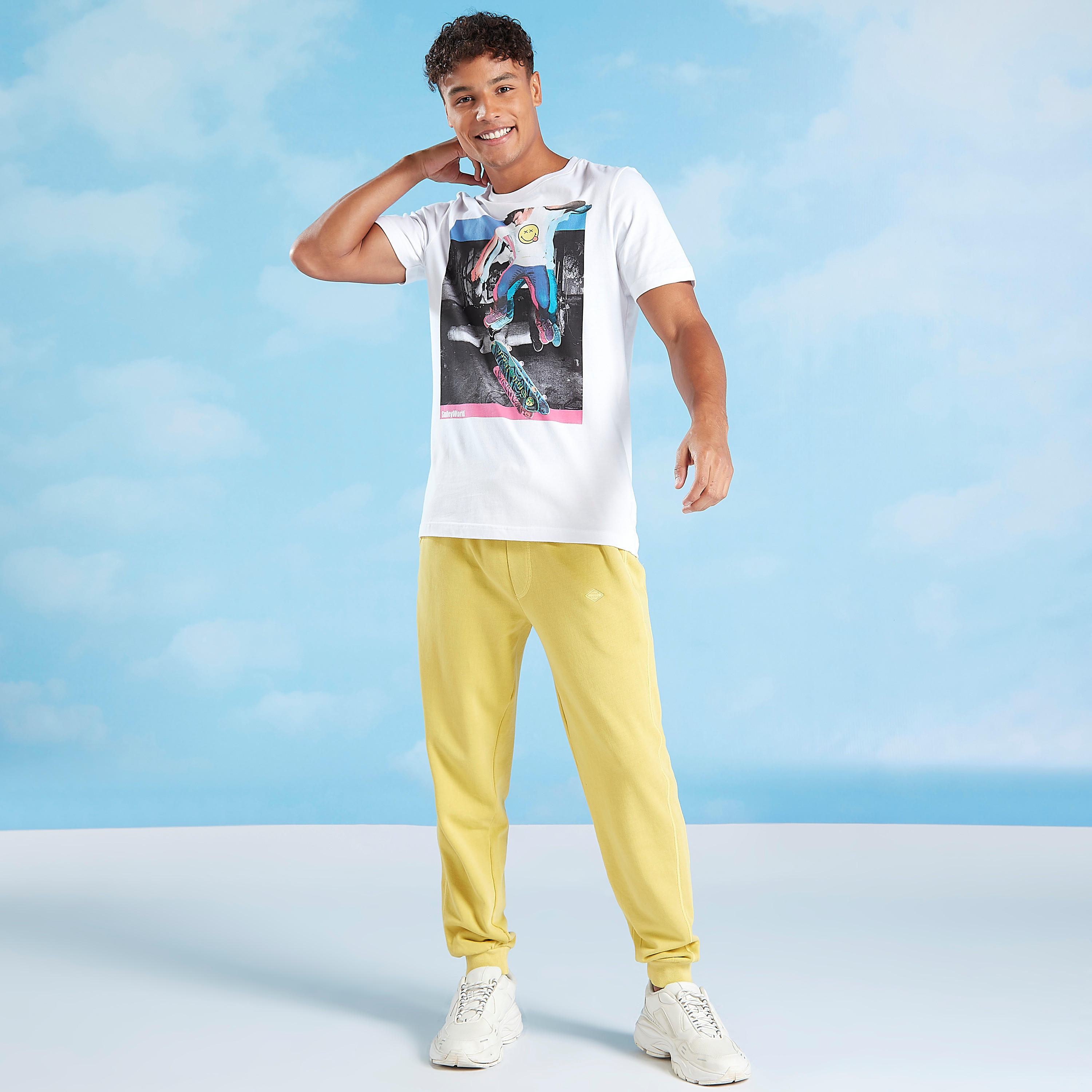 تيشيرت بياقة ضيّقة وأكمام قصيرة وطبعات سمايلي وورلد-men-clothing-tshirtsandpolos-tshirts-image-2