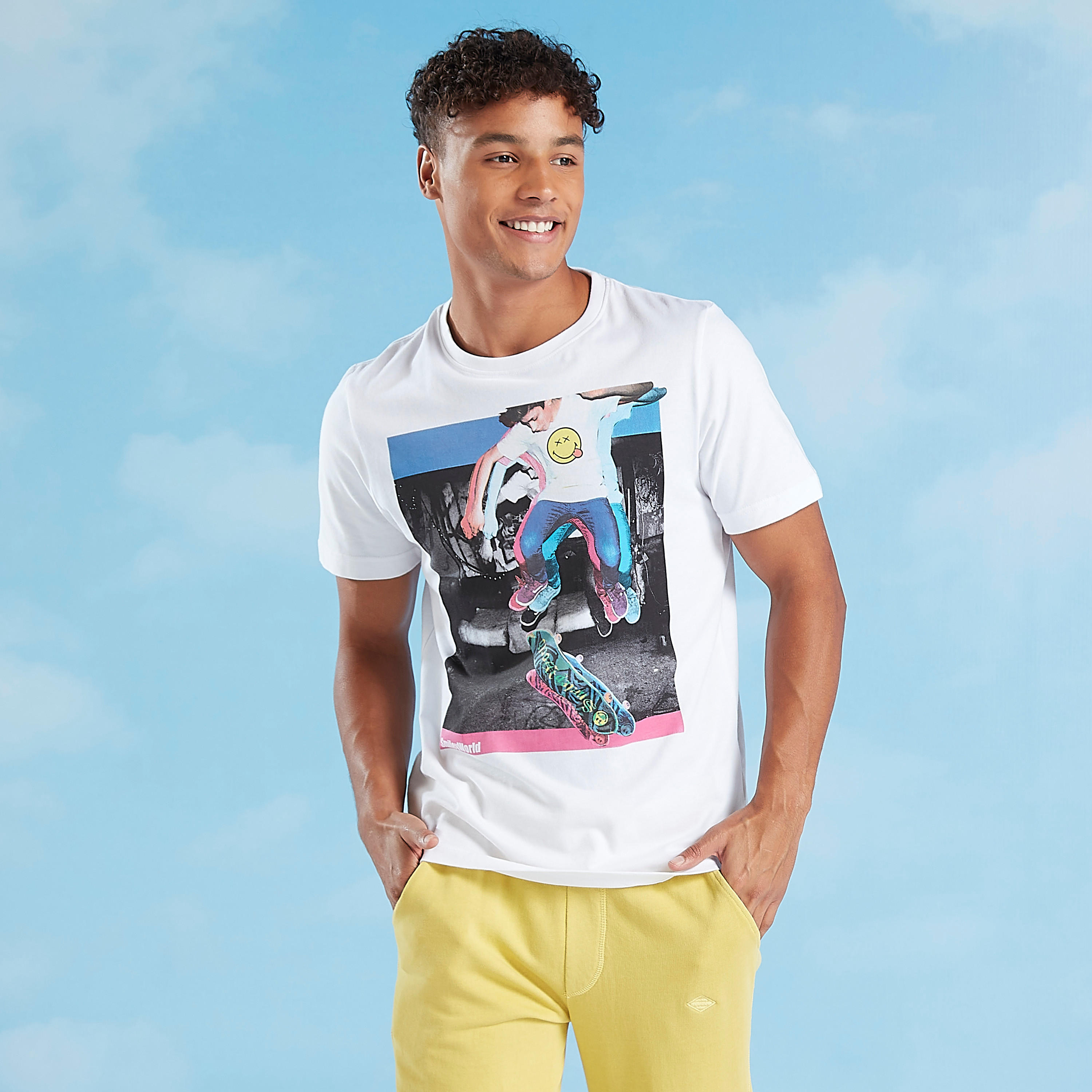 تيشيرت بياقة ضيّقة وأكمام قصيرة وطبعات سمايلي وورلد-men-clothing-tshirtsandpolos-tshirts-image-3