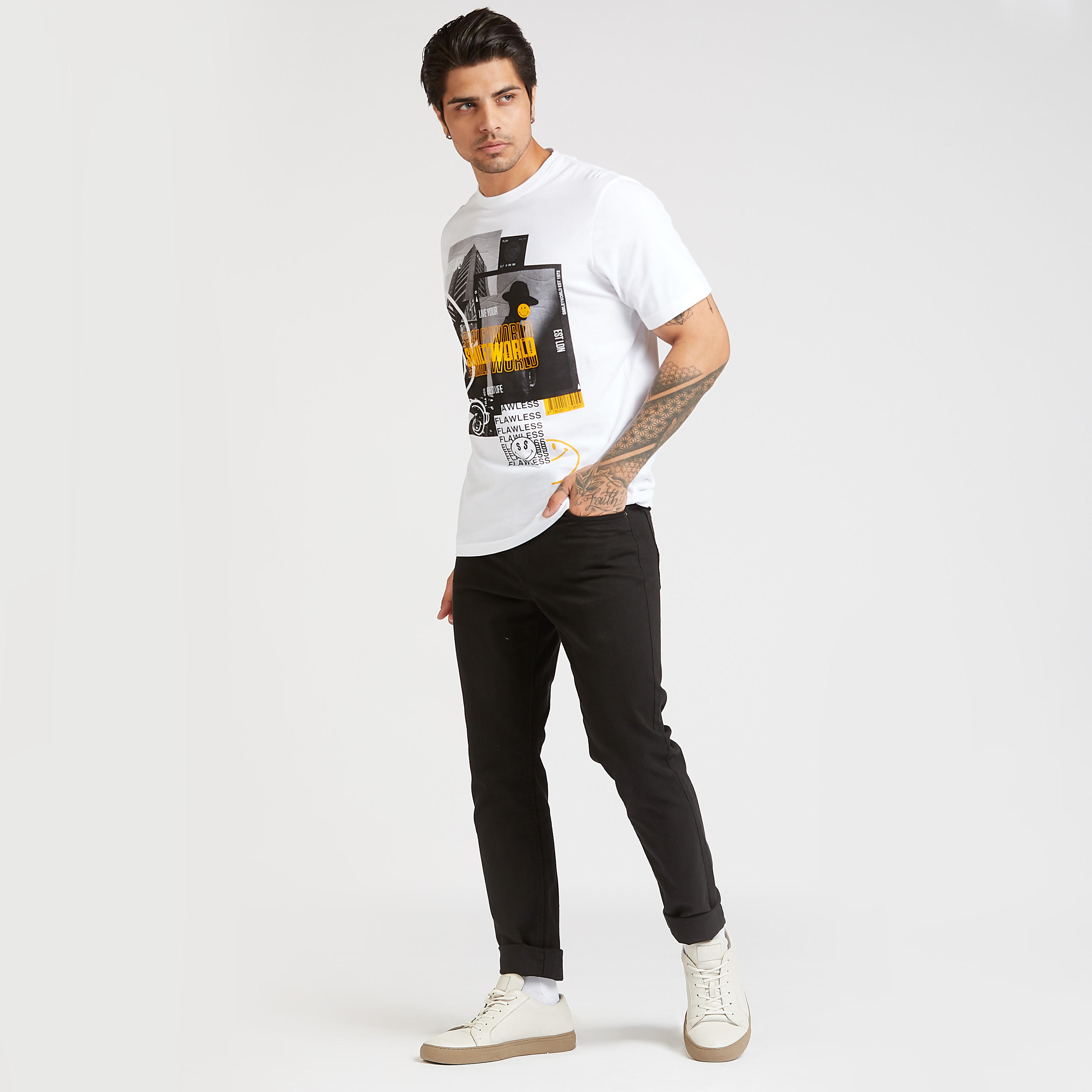 تيشيرت مستدام بياقة ضيّقة وطبعات سمايلي وورلد-men-clothing-tshirtsandpolos-tshirts-image-2