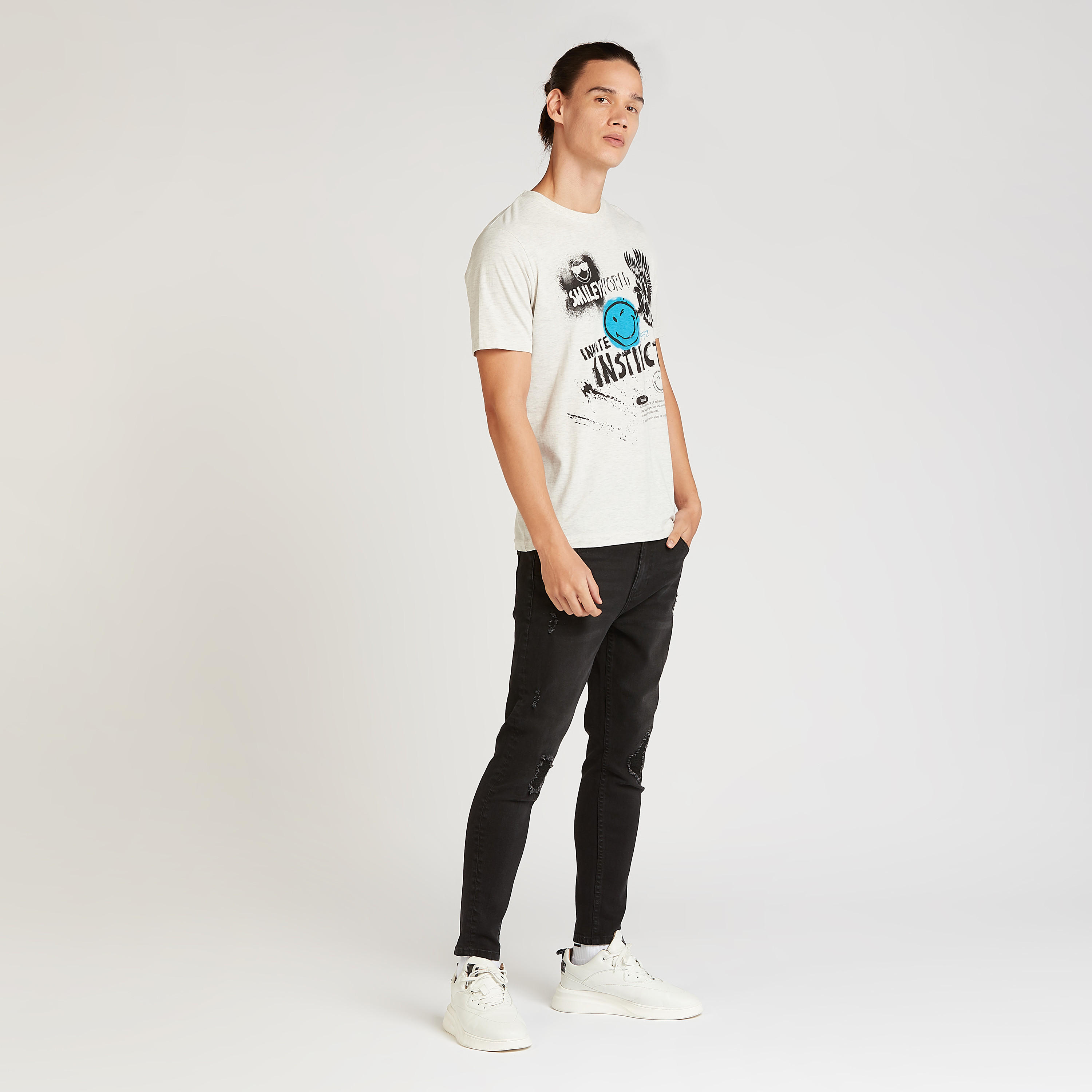 تيشيرت مستدام بياقة ضيّقة وأكمام قصيرة وطبعات سمايلي وورلد-men-clothing-tshirtsandpolos-tshirts-image-2