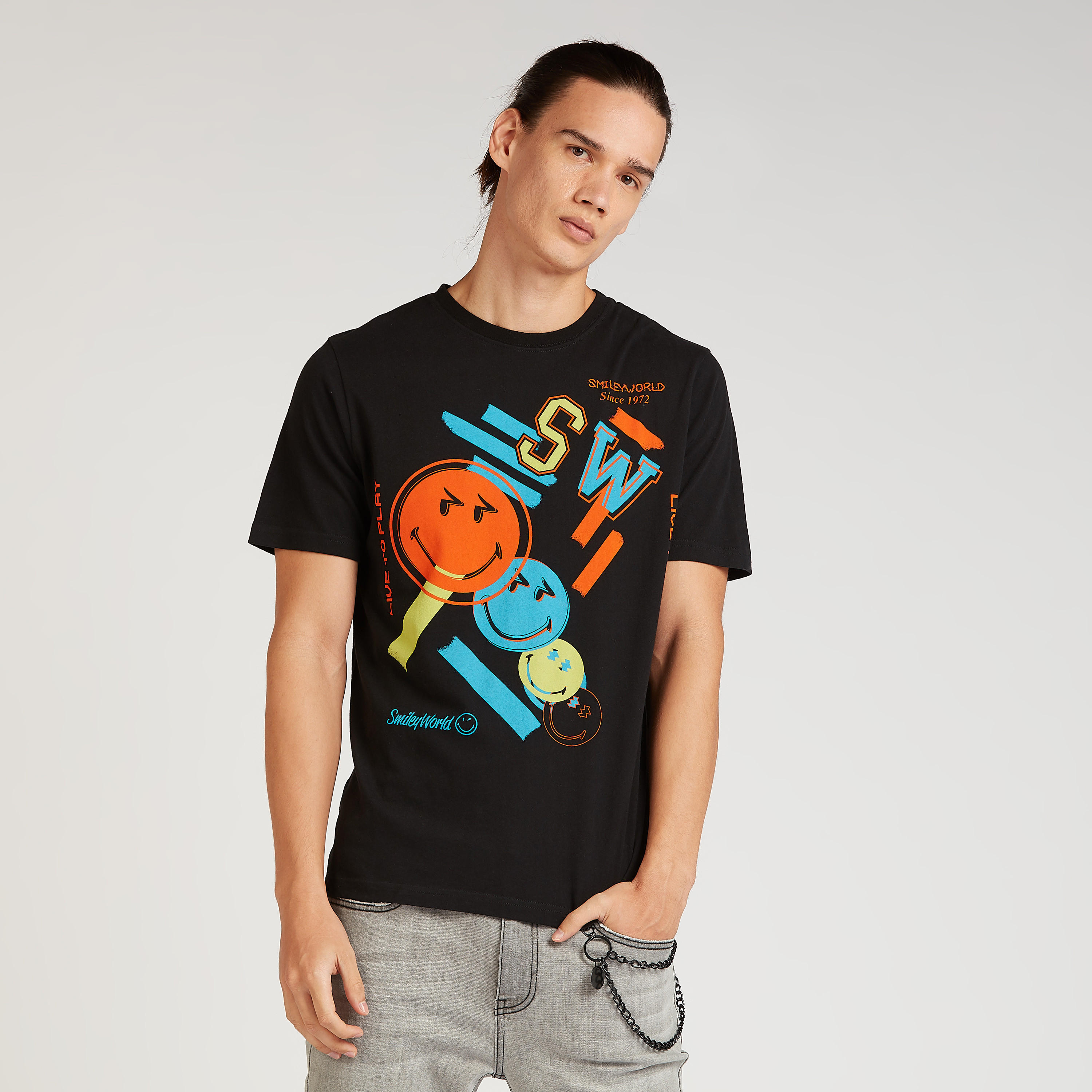 تيشيرت مستدام سليم بياقة ضيّقة وطبعات سمايلي وورلد-men-clothing-tshirtsandpolos-tshirts-image-1