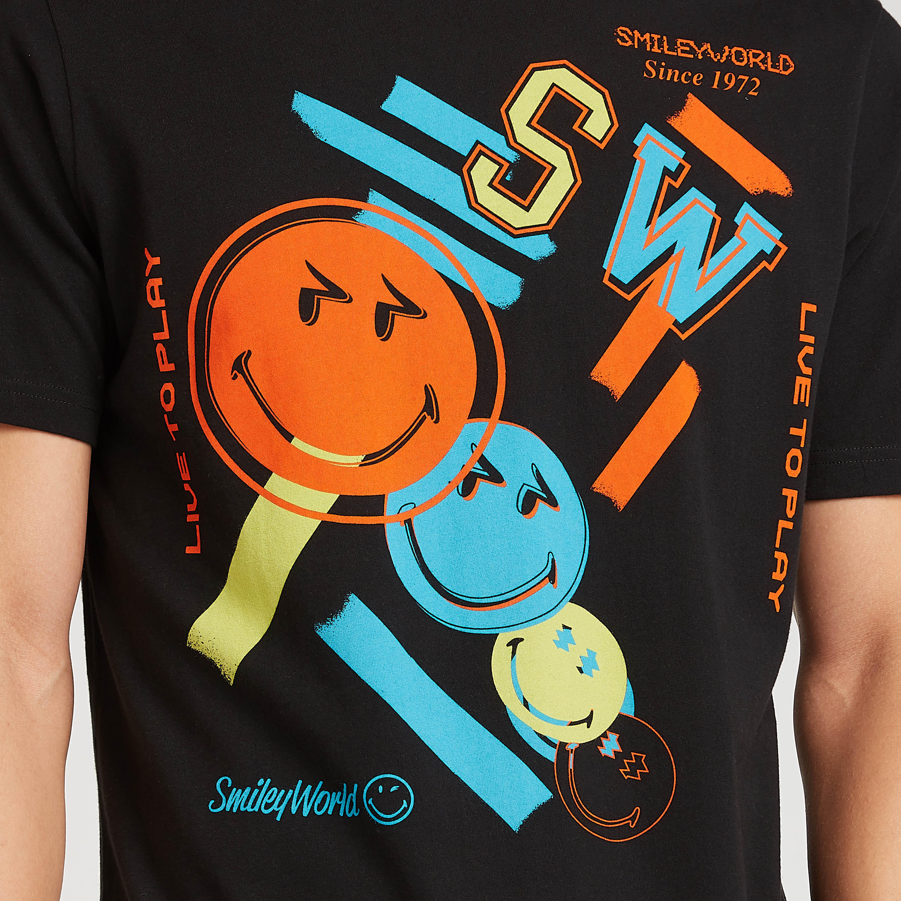 تيشيرت مستدام سليم بياقة ضيّقة وطبعات سمايلي وورلد-men-clothing-tshirtsandpolos-tshirts-image-3