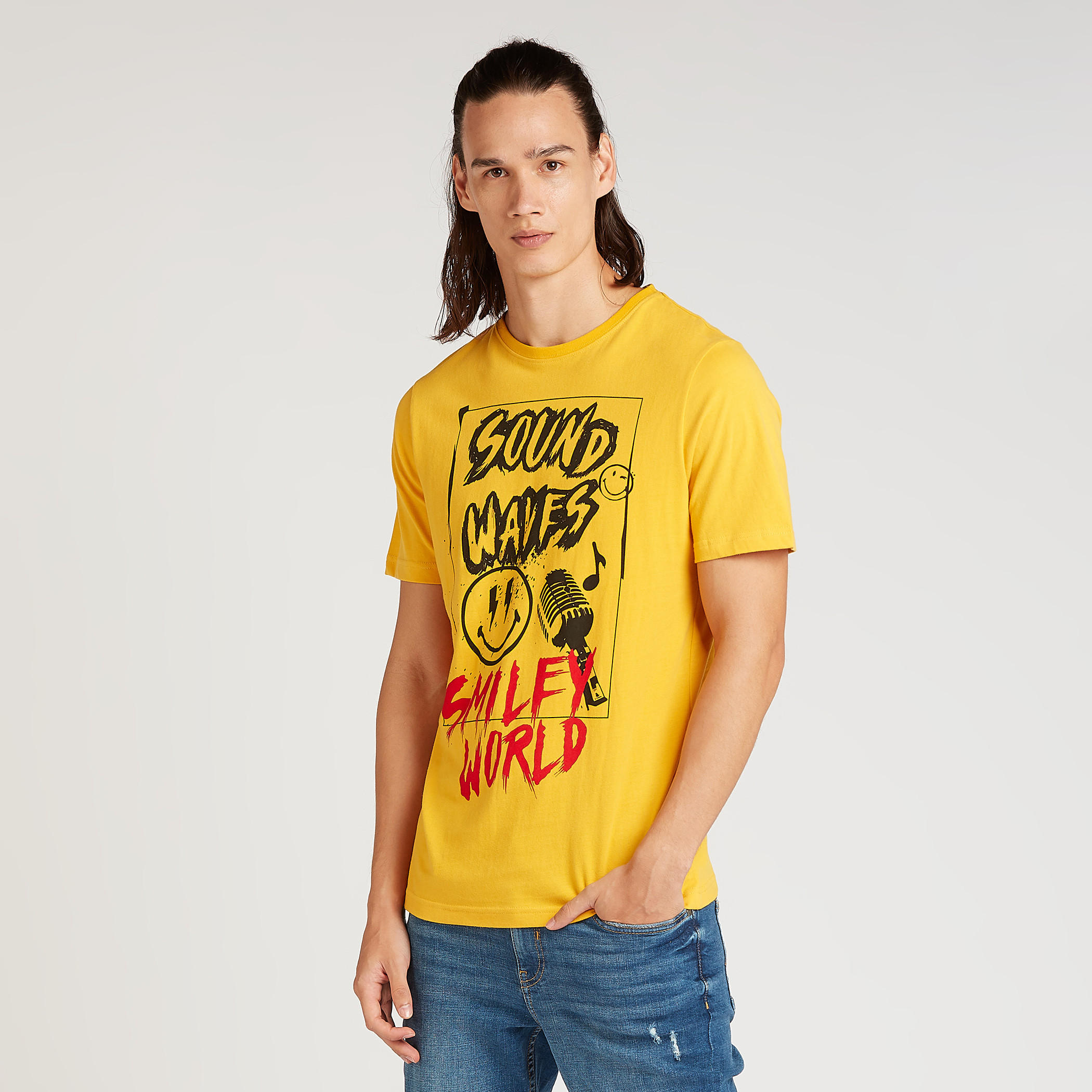 تيشيرت بياقة ضيّقة وأكمام قصيرة وطبعات سمايلي وورلد-men-clothing-tshirtsandpolos-tshirts-image-1