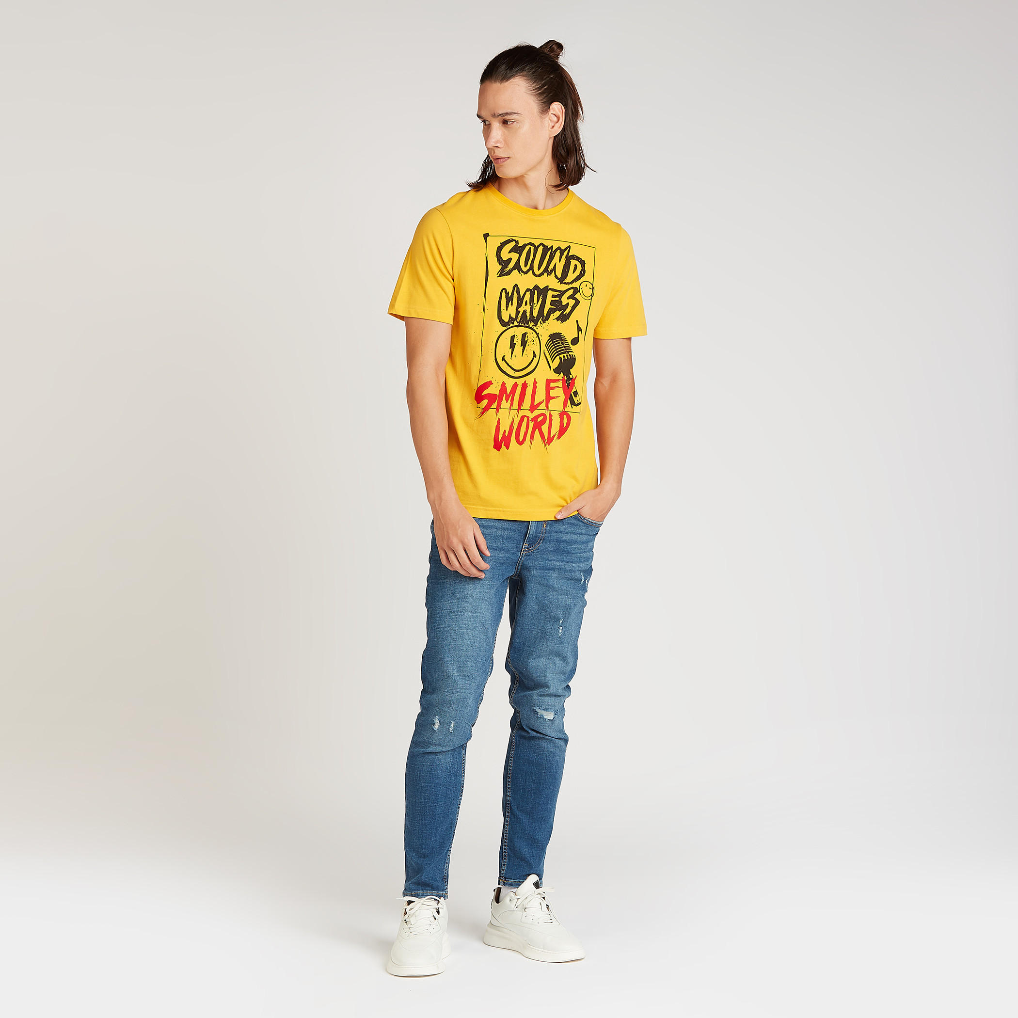 تيشيرت بياقة ضيّقة وأكمام قصيرة وطبعات سمايلي وورلد-men-clothing-tshirtsandpolos-tshirts-image-2