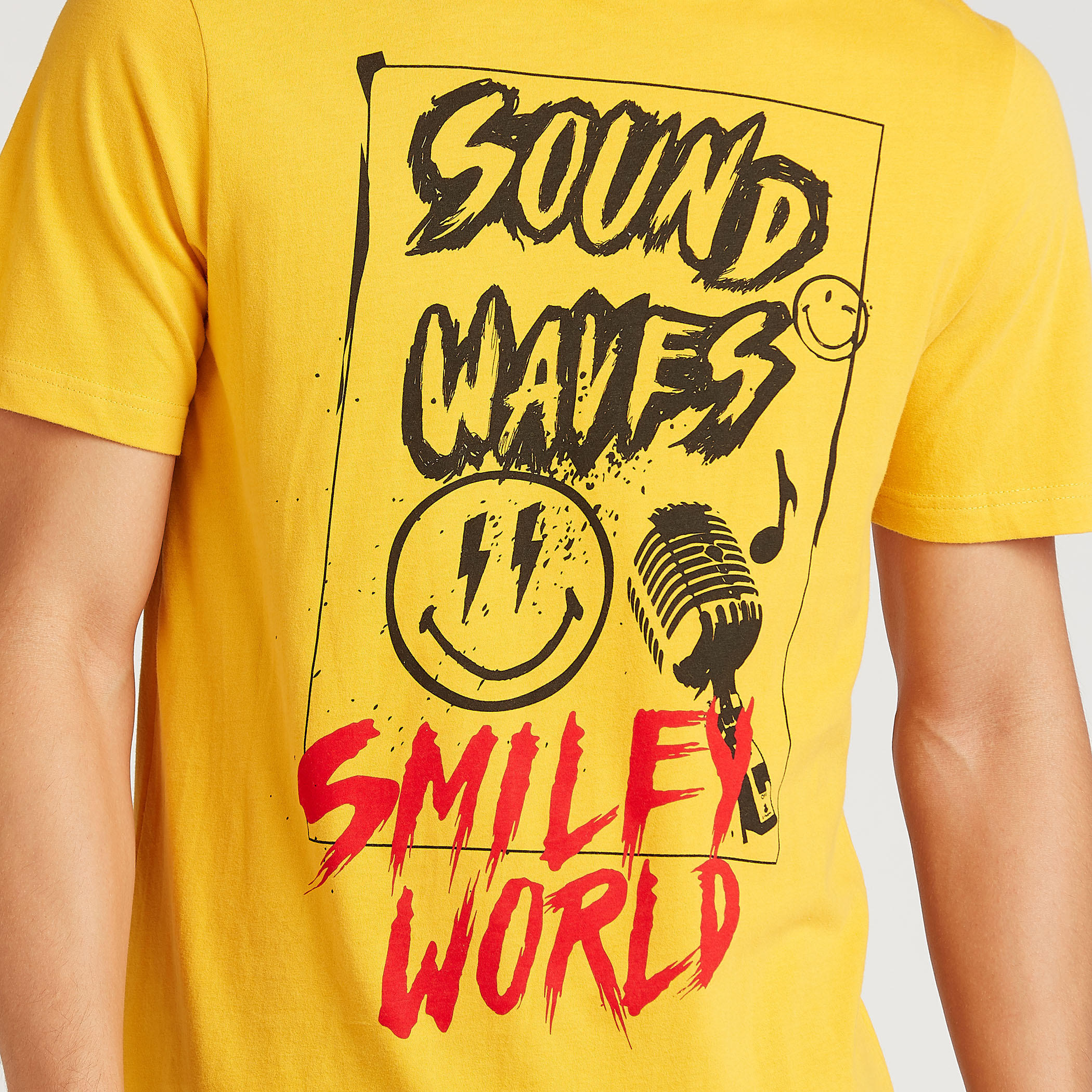 تيشيرت بياقة ضيّقة وأكمام قصيرة وطبعات سمايلي وورلد-men-clothing-tshirtsandpolos-tshirts-image-3