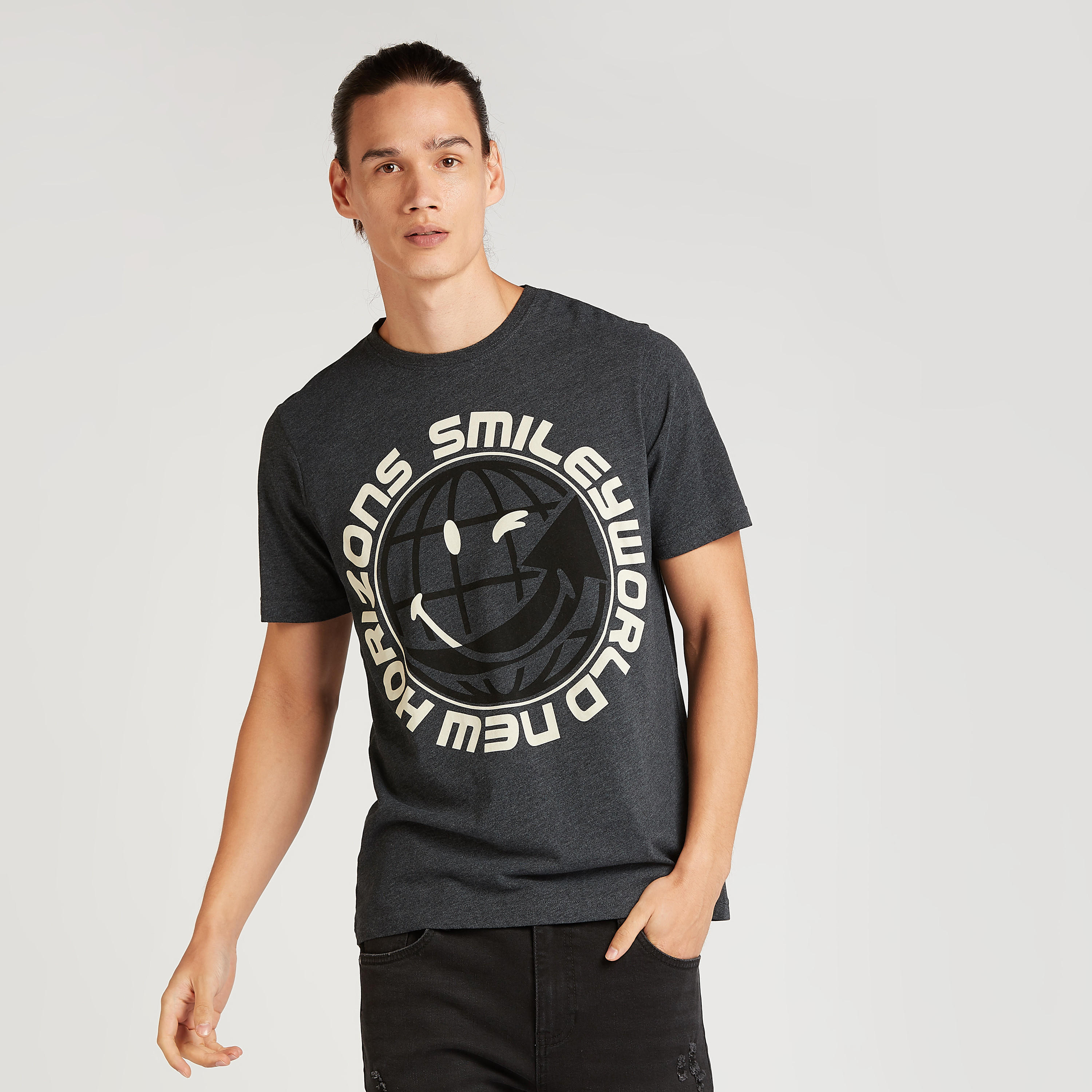 تيشيرت بياقة ضيّقة وأكمام قصيرة وطبعات سمايلي وورلد-men-clothing-tshirtsandpolos-tshirts-image-1